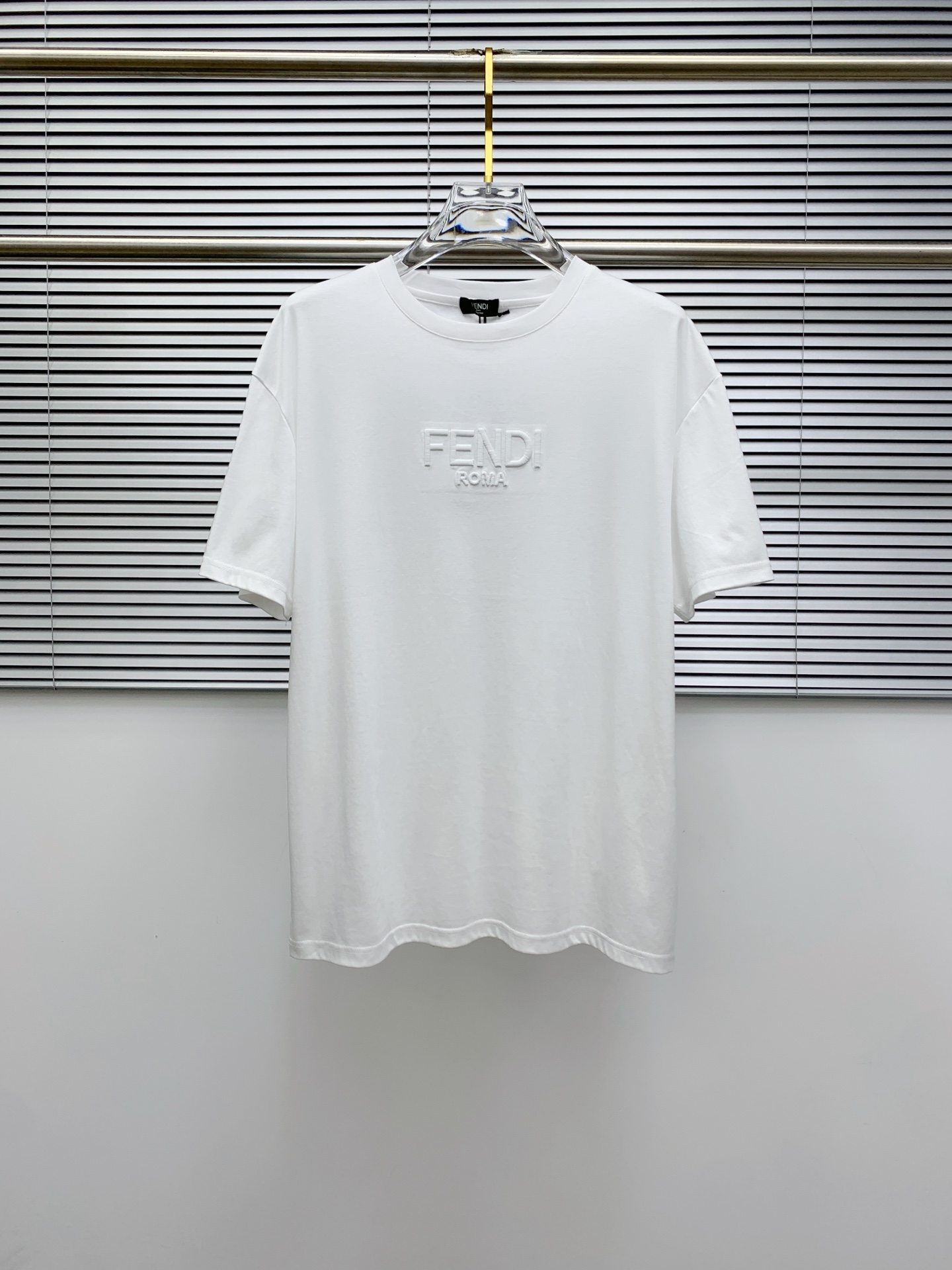 NO:521127,Fendi's new short-sleeved T-shirt for men and women in spring and summer, the latest model is exclusively available on the entire network!  !  ~ It is classic and fashionable and versatile, who doesn’t like it? It will show the classic again. It is very pleasing to the eye and comes with a low luxury halo and recognition!  The traditional brand concept and modern advanced technology are perfectly combined. Coupled with the extremely modern and simple design, the exclusive logo pattern towel embroidery design!  Customized 100% imported pure cotton fabric!  The texture of this model is quite touching, the specifications and grades are known with tentacles. The degree of delicateness and breathability are top-notch!  Size M-3XL, fendi, T-shirt,tees, t-shirt,alexander wang19860909芬迪2025春夏新款男女同款短袖T恤,最新款全网独家首上！！~既经典有时尚百搭,谁不爱啊,将经典再次展现,非常的耐看,自带低奢光环与辨识度！传统的品牌理念和现代化的先进技术进行了完美结合.加上极其现代摩登风范的简约设计,专属logo图案毛巾绣设计！定制百分百进口纯棉面料！此款的质感相当感人 触手便知规格档次 细腻程度与透气效果堪称顶级！尺码M-3XL,,fendi,T-shirt,tees，t-shirt,alexander wang,Men's clothing