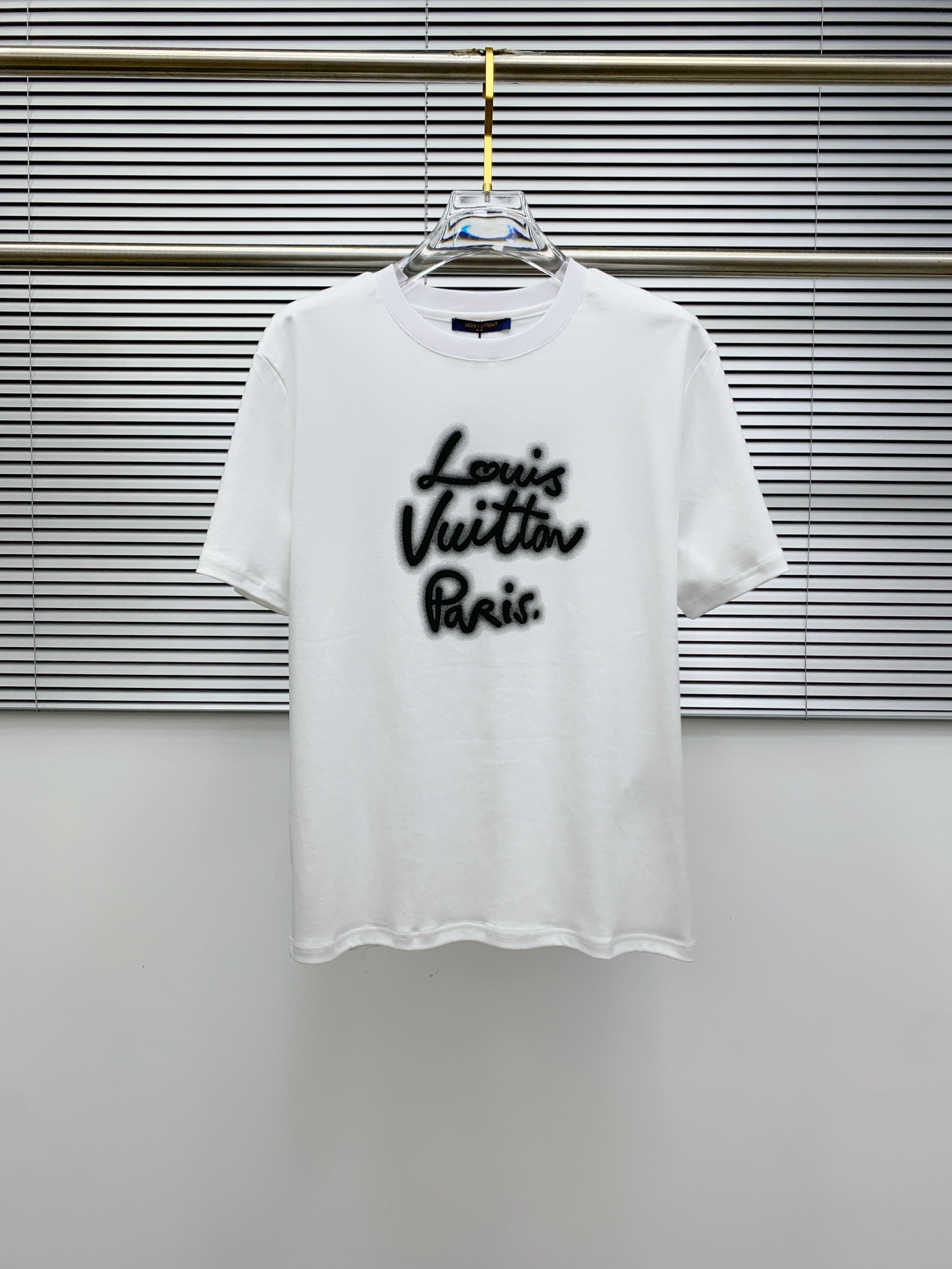 NO:521130,LV2025 spring and summer new short-sleeved T-shirt for men and women, the latest model is exclusively available on the entire network!  !  ~ It is classic and fashionable and versatile, who doesn’t like it? It will show the classic again. It is very pleasing to the eye and comes with a low luxury halo and recognition!  The traditional brand concept and modern advanced technology are perfectly combined. Coupled with the extremely modern and simple design, the exclusive logo pattern towel embroidery design!  Customized 100% imported pure cotton fabric!  The texture of this model is quite touching, the specifications and grades are known with tentacles. The degree of delicateness and breathability are top-notch!  Size M-3XL, louis vuitton, T-shirt,tees, t-shirt,alexander wang19860909LV2025春夏新款男女同款短袖T恤,最新款全网独家首上！！~既经典有时尚百搭,谁不爱啊,将经典再次展现,非常的耐看,自带低奢光环与辨识度！传统的品牌理念和现代化的先进技术进行了完美结合.加上极其现代摩登风范的简约设计,专属logo图案毛巾绣设计！定制百分百进口纯棉面料！此款的质感相当感人 触手便知规格档次 细腻程度与透气效果堪称顶级！尺码M-3XL,,louis vuitton,T-shirt,tees，t-shirt,alexander wang,Men's clothing