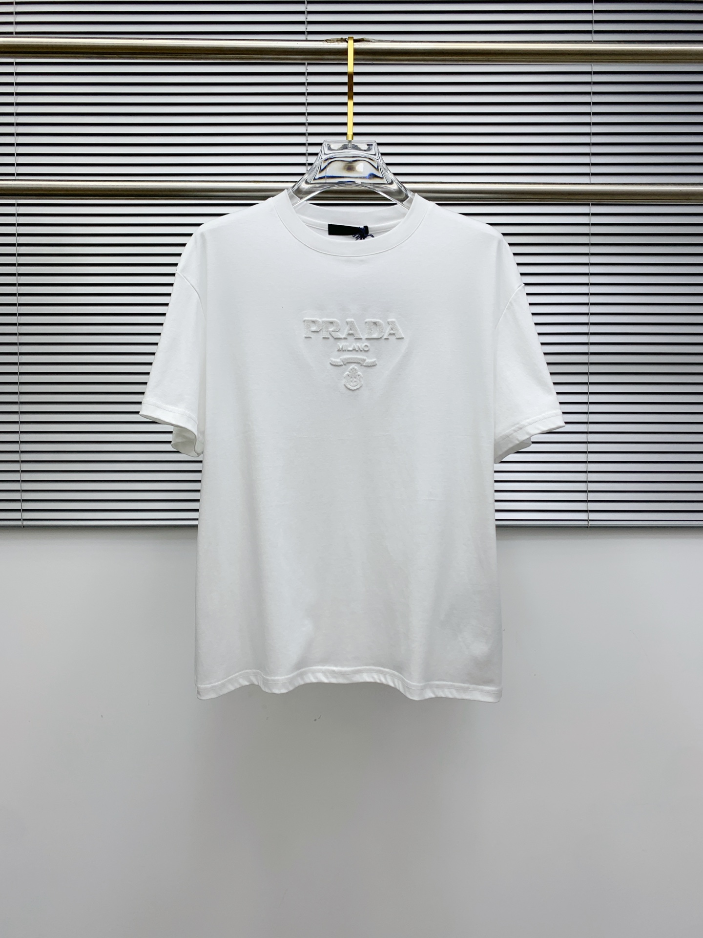 NO:156168,Prada 2025 spring and summer new short-sleeved T-shirt for men and women, the latest model is exclusively available on the entire network!  !  ~ It is classic and fashionable and versatile, who doesn’t like it? It will show the classic again. It is very pleasing to the eye and comes with a low luxury halo and recognition!  The traditional brand concept and modern advanced technology are perfectly combined. Coupled with the extremely modern and simple design, the exclusive logo pattern towel embroidery design!  Customized 100% imported pure cotton fabric!  The texture of this model is quite touching, the specifications and grades are known with tentacles. The degree of delicateness and breathability are top-notch!  Size S-2XL, prada, T-shirt,tees, t-shirt,alexander wang19860909普拉达 2025春夏新款男女同款短袖T恤,最新款全网独家首上！！~既经典有时尚百搭,谁不爱啊,将经典再次展现,非常的耐看,自带低奢光环与辨识度！传统的品牌理念和现代化的先进技术进行了完美结合.加上极其现代摩登风范的简约设计,专属logo图案毛巾绣设计！定制百分百进口纯棉面料！此款的质感相当感人 触手便知规格档次 细腻程度与透气效果堪称顶级！尺码S-2XL,,prada,T-shirt,tees，t-shirt,alexander wang,Men's clothing