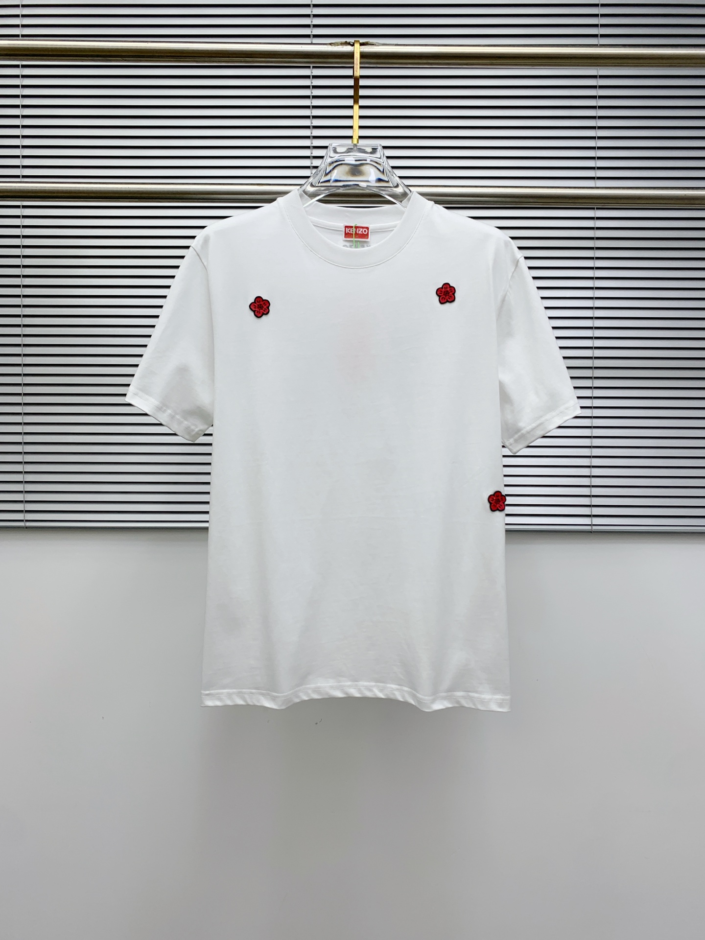 NO:156173,kenzo 2025 spring and summer new short-sleeved T-shirt for men and women, the latest model is exclusively available on the entire network!  !  ~ It is classic and fashionable and versatile, who doesn’t like it? It will show the classic again. It is very pleasing to the eye and comes with a low luxury halo and recognition!  The traditional brand concept and modern advanced technology are perfectly combined. Coupled with the extremely modern and simple design, the exclusive logo pattern towel embroidery design!  Customized 100% imported pure cotton fabric!  The texture of this model is quite touching, the specifications and grades are known with tentacles. The degree of delicateness and breathability are top-notch!  Size M-3XL, T-shirt,tees,t-shirt,alexander wang19860909kenzo2025春夏新款男女同款短袖T恤,最新款全网独家首上！！~既经典有时尚百搭,谁不爱啊,将经典再次展现,非常的耐看,自带低奢光环与辨识度！传统的品牌理念和现代化的先进技术进行了完美结合.加上极其现代摩登风范的简约设计,专属logo图案毛巾绣设计！定制百分百进口纯棉面料！此款的质感相当感人 触手便知规格档次 细腻程度与透气效果堪称顶级！尺码M-3XL,,T-shirt,tees，t-shirt,alexander wang,Men's clothing