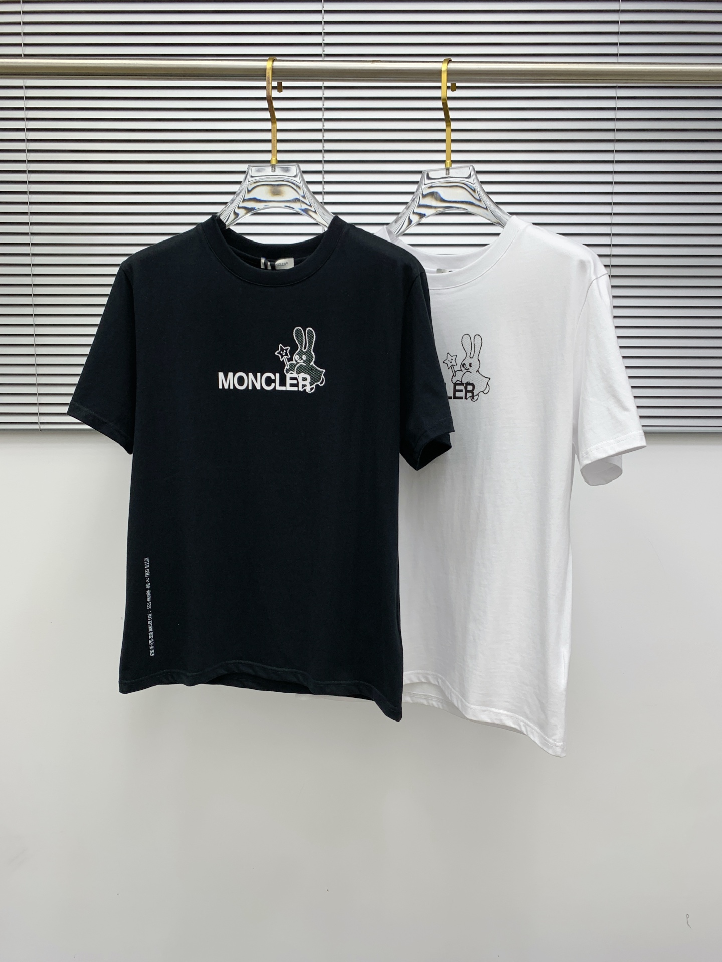 NO:521136,The new short-sleeved T-shirt for men and women in spring and summer, the latest model is exclusively available on the entire network!  !  ~ It is classic and fashionable and versatile, who doesn’t like it? It will show the classic again. It is very pleasing to the eye and comes with a low luxury halo and recognition!  The traditional brand concept and modern advanced technology are perfectly combined. Coupled with the extremely modern and simple design, the exclusive logo pattern towel embroidery design!  Customized 100% imported pure cotton fabric!  The texture of this model is quite touching, the specifications and grades are known with tentacles. The degree of delicateness and breathability are top-notch!  Size M-3XL, Moncler, T-shirt,tees, t-shirt,alexander wang19860909蒙口2025春夏新款男女同款短袖T恤,最新款全网独家首上！！~既经典有时尚百搭,谁不爱啊,将经典再次展现,非常的耐看,自带低奢光环与辨识度！传统的品牌理念和现代化的先进技术进行了完美结合.加上极其现代摩登风范的简约设计,专属logo图案毛巾绣设计！定制百分百进口纯棉面料！此款的质感相当感人 触手便知规格档次 细腻程度与透气效果堪称顶级！尺码M-3XL,,Moncler,T-shirt,tees，t-shirt,alexander wang,Men's clothing