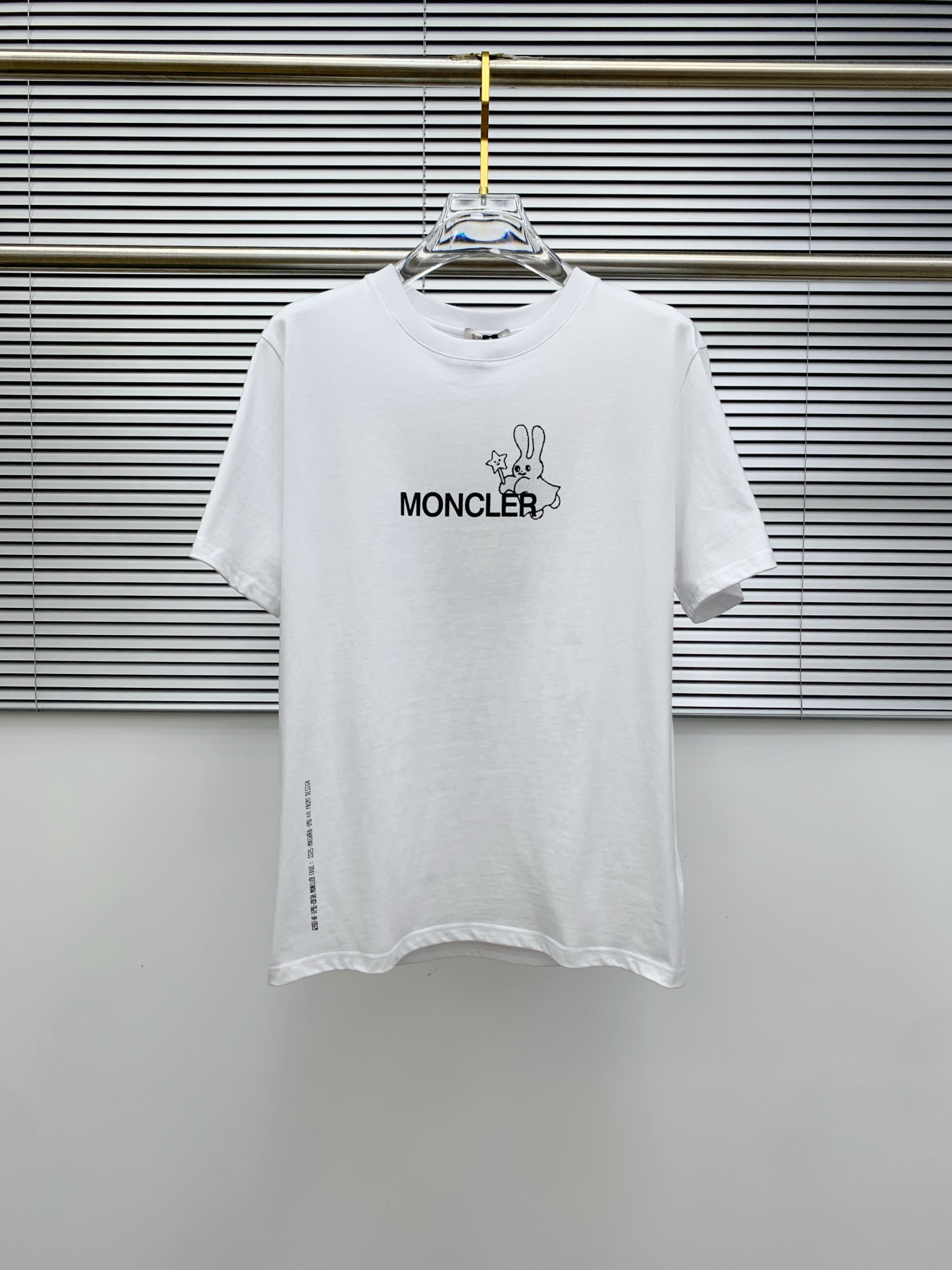 NO:156179,The new short-sleeved T-shirt for men and women in spring and summer, the latest model is exclusively available on the entire network!  !  ~ It is classic and fashionable and versatile, who doesn’t like it? It will show the classic again. It is very pleasing to the eye and comes with a low luxury halo and recognition!  The traditional brand concept and modern advanced technology are perfectly combined. Coupled with the extremely modern and simple design, the exclusive logo pattern towel embroidery design!  Customized 100% imported pure cotton fabric!  The texture of this model is quite touching, the specifications and grades are known with tentacles. The degree of delicateness and breathability are top-notch!  Size M-3XL, Moncler, T-shirt,tees, t-shirt,alexander wang19860909蒙口2025春夏新款男女同款短袖T恤,最新款全网独家首上！！~既经典有时尚百搭,谁不爱啊,将经典再次展现,非常的耐看,自带低奢光环与辨识度！传统的品牌理念和现代化的先进技术进行了完美结合.加上极其现代摩登风范的简约设计,专属logo图案毛巾绣设计！定制百分百进口纯棉面料！此款的质感相当感人 触手便知规格档次 细腻程度与透气效果堪称顶级！尺码M-3XL,,Moncler,T-shirt,tees，t-shirt,alexander wang,Men's clothing