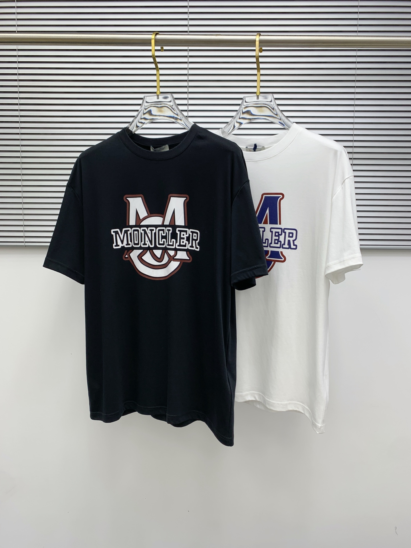 NO:506158,The new short-sleeved T-shirt for men and women in spring and summer, the latest model is exclusively available on the entire network!  !  ~ It is classic and fashionable and versatile, who doesn’t like it? It will show the classic again. It is very pleasing to the eye and comes with a low luxury halo and recognition!  The traditional brand concept and modern advanced technology are perfectly combined. Coupled with the extremely modern and simple design, the exclusive logo pattern towel embroidery design!  Customized 100% imported pure cotton fabric!  The texture of this model is quite touching, the specifications and grades are known with tentacles. The degree of delicateness and breathability are top-notch!  Size M-3XL, Moncler, T-shirt,tees, t-shirt,alexander wang19860909蒙口2025春夏新款男女同款短袖T恤,最新款全网独家首上！！~既经典有时尚百搭,谁不爱啊,将经典再次展现,非常的耐看,自带低奢光环与辨识度！传统的品牌理念和现代化的先进技术进行了完美结合.加上极其现代摩登风范的简约设计,专属logo图案毛巾绣设计！定制百分百进口纯棉面料！此款的质感相当感人 触手便知规格档次 细腻程度与透气效果堪称顶级！尺码M-3XL,,Moncler,T-shirt,tees，t-shirt,alexander wang,Men's clothing