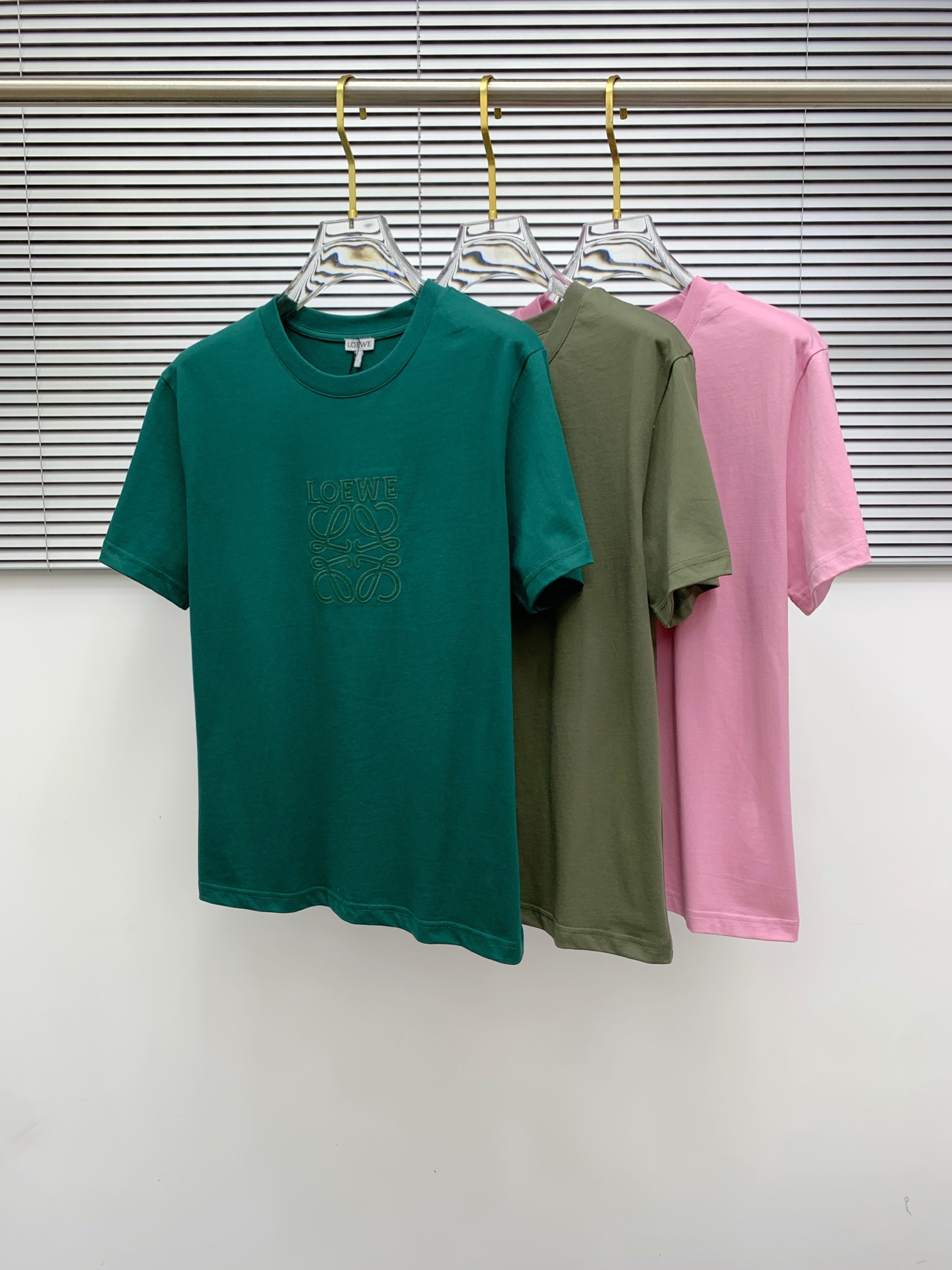 NO:156184,Luo Yiwei's new spring and summer 2025 short-sleeved T-shirt for men and women, the latest model is exclusively available on the entire network!  !  ~ It is classic and fashionable and versatile, who doesn’t like it? It will show the classic again. It is very pleasing to the eye and comes with a low luxury halo and recognition!  The traditional brand concept and modern advanced technology are perfectly combined. Coupled with the extremely modern and simple design, the exclusive logo pattern towel embroidery design!  Customized 100% imported pure cotton fabric!  The texture of this model is quite touching, the specifications and grades are known with tentacles. The degree of delicateness and breathability are top-notch!  Size M-3XL, loewe, T-shirt,tees, t-shirt,alexander wang19860909罗意威2025春夏新款男女同款短袖T恤,最新款全网独家首上！！~既经典有时尚百搭,谁不爱啊,将经典再次展现,非常的耐看,自带低奢光环与辨识度！传统的品牌理念和现代化的先进技术进行了完美结合.加上极其现代摩登风范的简约设计,专属logo图案毛巾绣设计！定制百分百进口纯棉面料！此款的质感相当感人 触手便知规格档次 细腻程度与透气效果堪称顶级！尺码M-3XL,,loewe,T-shirt,tees，t-shirt,alexander wang,Men's clothing