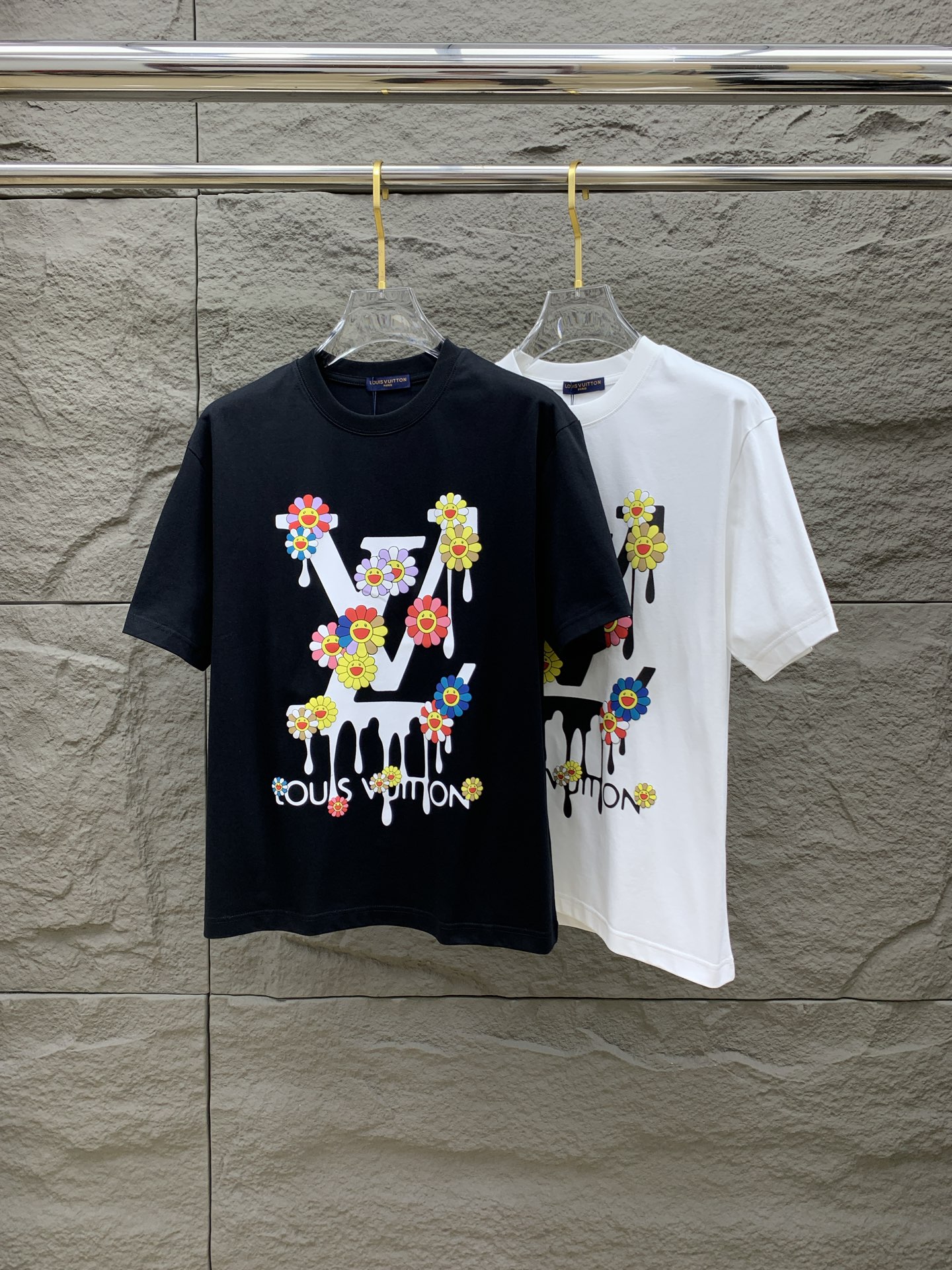 NO:503084,The latest fabric of ssLv pure cotton!  Classic logo pattern logo stylish simple trendy short sleeves, the top quality counter original single short sleeves, the top-level production process imported fabric, the unique design of the counter model, using imported high-end customized fabrics. The official website is on sale!  Excellent fabric style, size M-3XL, louis vuitton, T-shirt, alexander wang19860909ssLv纯棉最新面料！经典标识图案logo时尚简约潮流短袖,最顶级的品质专柜原单短袖,顶级制作工艺进口面料,专柜款独特设计,采用进口高端订制面料.官网在售！面料版型超赞 码数M-3XL,,louis vuitton,T-shirt,alexander wang,Men's clothing