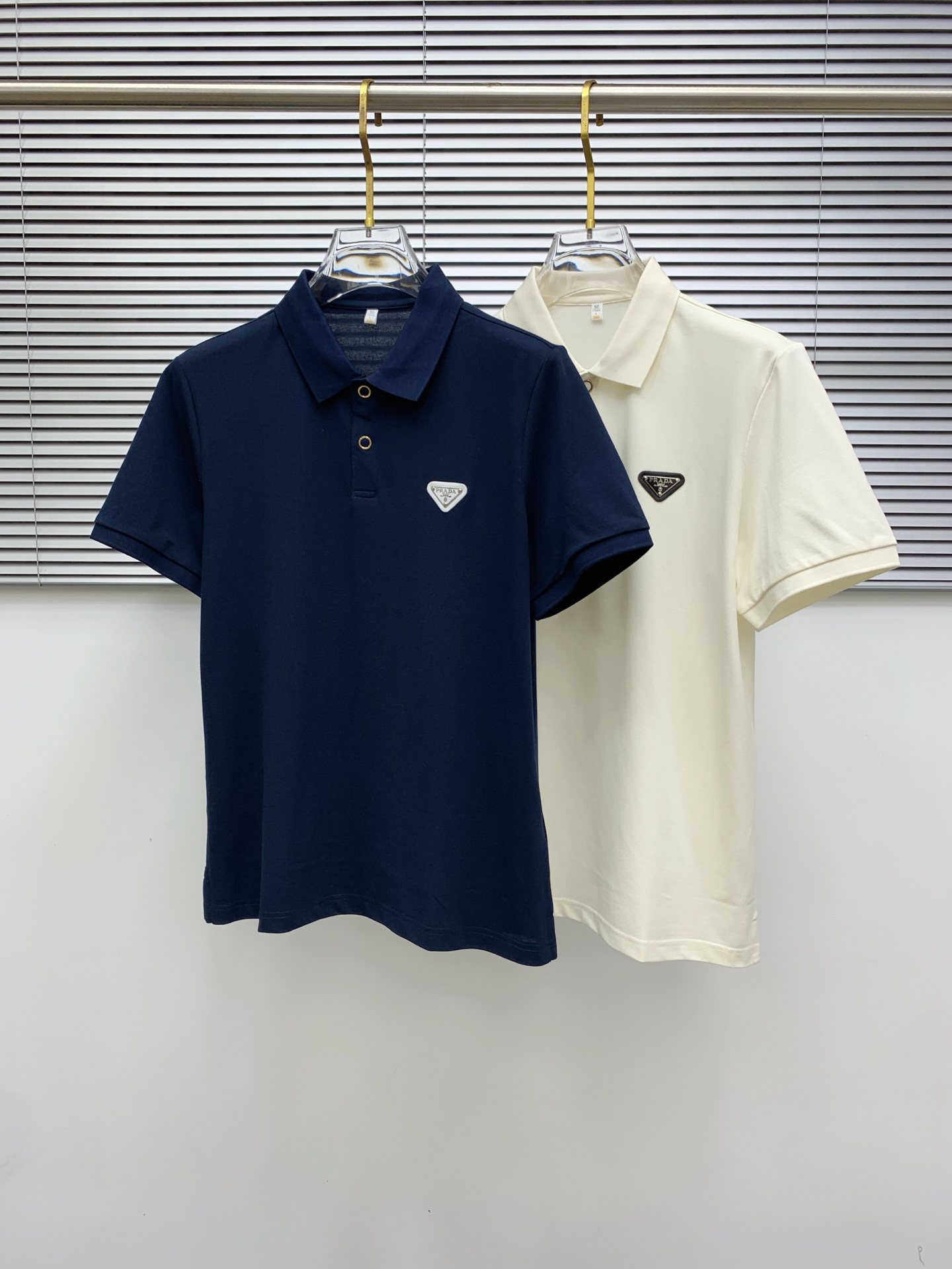 NO:490930,Prada 25SS new spring and summer short-sleeved lapel T-shirt polo, the highest version is customized high-end vermill fabric simple and fashionable, and the color-blocking thread is super beautiful!  Classic logo simple and elegant style!  Full of high-end feel, wearable in all seasons. Simple European style official website on sale codes M-3XL, prada, T-shirt, tees, t-shirt, alexander wang19860909普拉达25SS新款春夏短袖翻领T恤polo,最高版本客供定制高端朱地面料简单时尚款,拼色螺纹超级好看！经典logo简单大方的款式！满满的高级感,四季可穿.简欧风格官网在售码数M-3XL,,prada,T-shirt,tees，t-shirt,alexander wang,Men's clothing