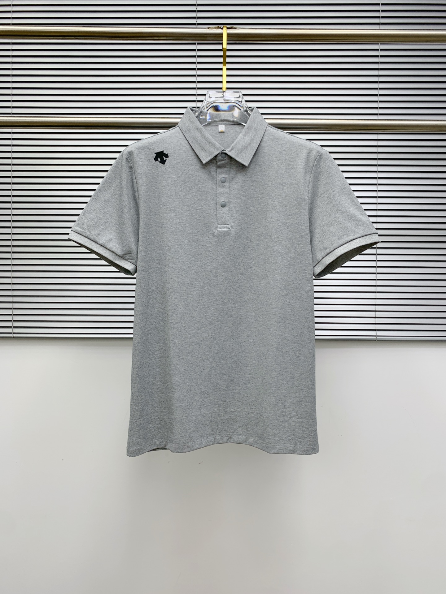 NO:490937,DiSant 25SS new spring and summer short-sleeved lapel T-shirt polo, the highest version is customized high-end vermill fabric simple and fashionable, and the color-blocking thread is super beautiful!  Classic logo simple and elegant style!  Full of high-end feel, wearable in all seasons. Simple European style official website on sale codes M-3XL, T-shirt,tees, t-shirt,alexander wang19860909迪桑特25SS新款春夏短袖翻领T恤polo,最高版本客供定制高端朱地面料简单时尚款,拼色螺纹超级好看！经典logo简单大方的款式！满满的高级感,四季可穿.简欧风格官网在售码数M-3XL,,T-shirt,tees，t-shirt,alexander wang,Men's clothing