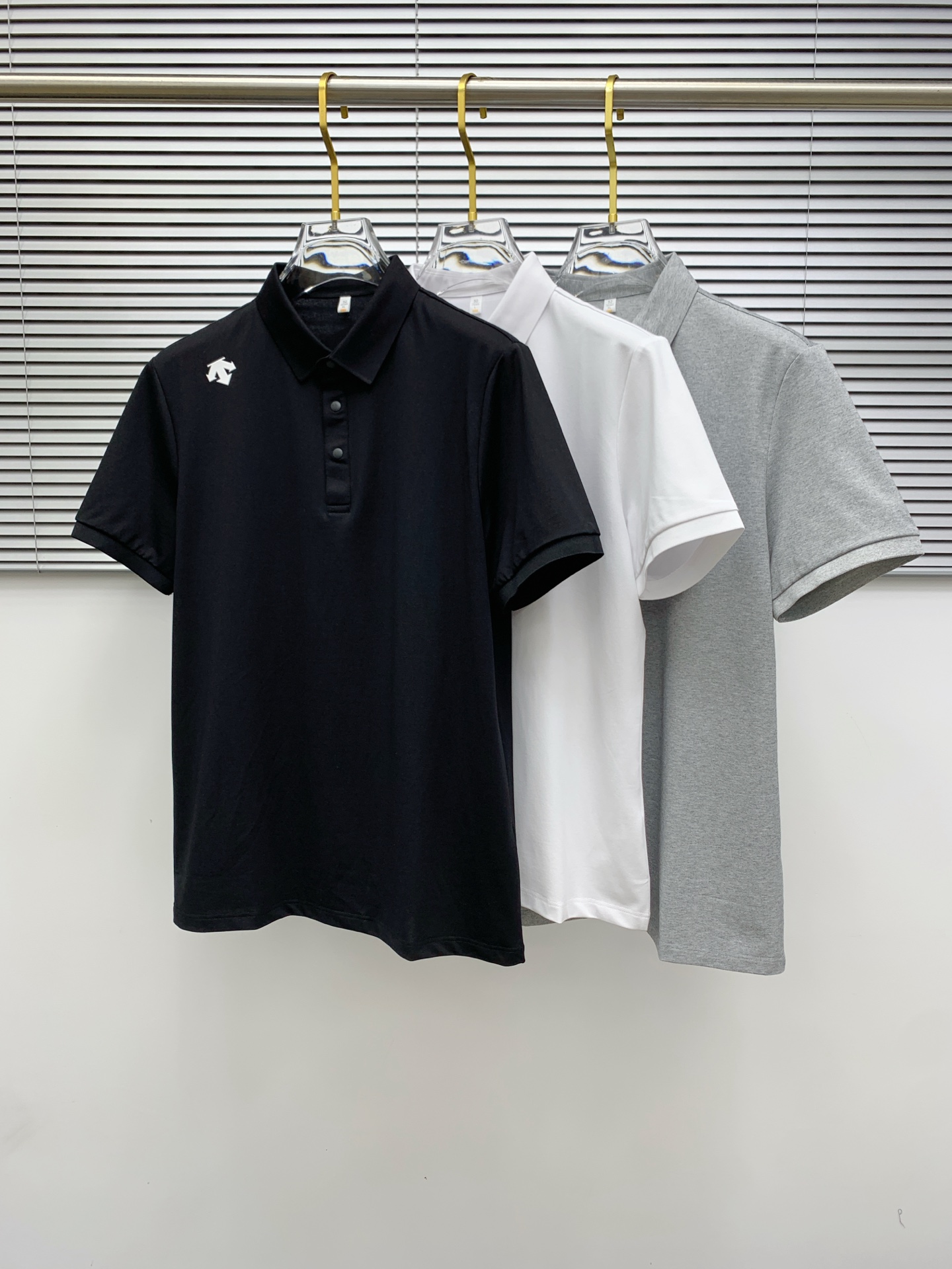 NO:490951,DiSant 25SS new spring and summer short-sleeved lapel T-shirt polo, the highest version is customized high-end vermill fabric simple and fashionable, and the color-blocking thread is super beautiful!  Classic logo simple and elegant style!  Full of high-end feel, wearable in all seasons. Simple European style official website on sale codes M-3XL, T-shirt,tees, t-shirt,alexander wang19860909迪桑特25SS新款春夏短袖翻领T恤polo,最高版本客供定制高端朱地面料简单时尚款,拼色螺纹超级好看！经典logo简单大方的款式！满满的高级感,四季可穿.简欧风格官网在售码数M-3XL,,T-shirt,tees，t-shirt,alexander wang,Men's clothing