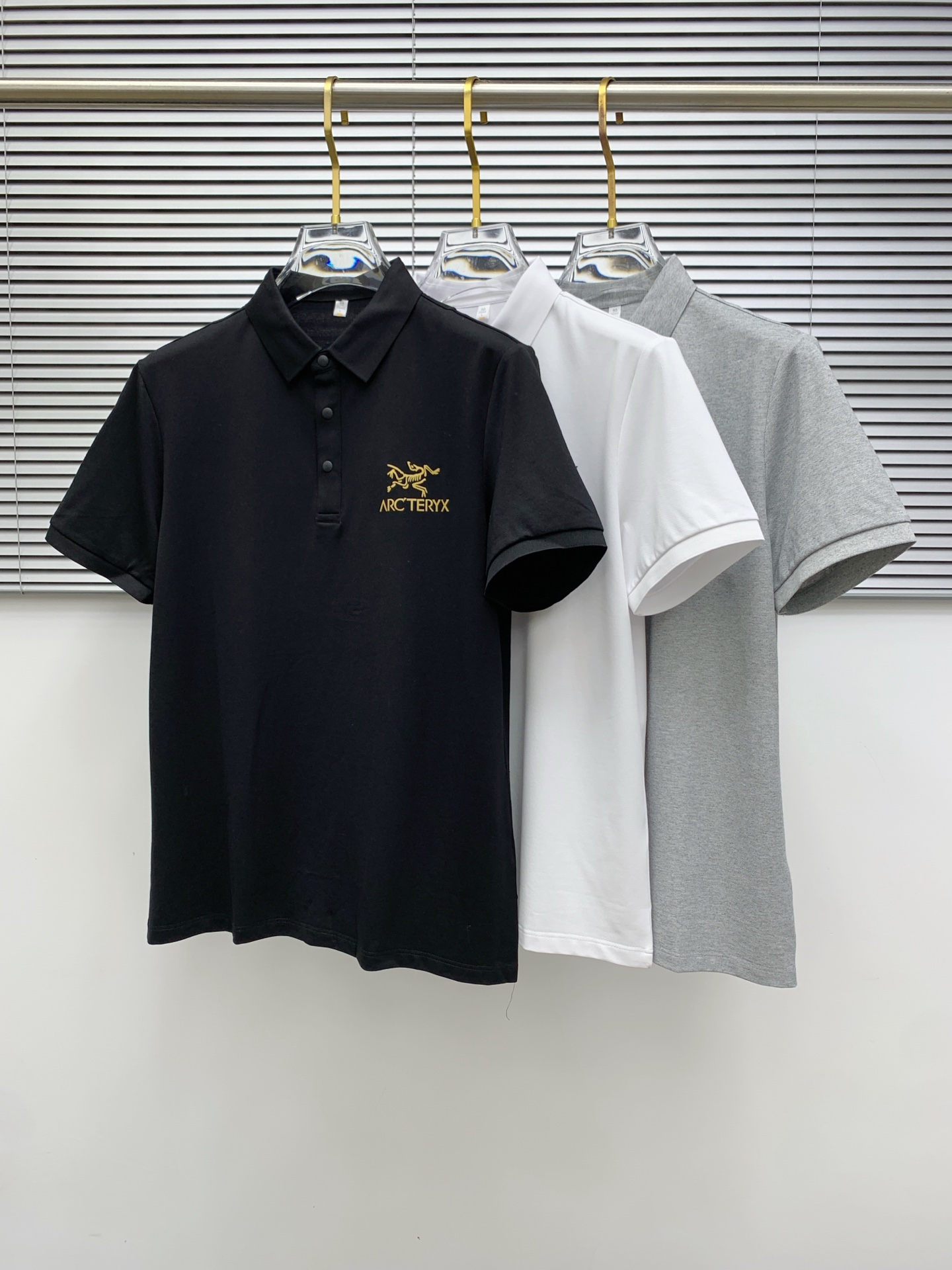 NO:490958,Archaeopteryx 25SS new spring and summer short-sleeved lapel T-shirt polo, the highest version is customized with high-end vermillion floor fabric simple and fashionable style, and the color-blocking thread is super beautiful!  Classic logo simple and elegant style!  Full of high-end feel, wearable in all seasons. Simple European style official website on sale codes M-3XL, arc'teryx, T-shirt, tees, t-shirt, alexander wang19860909始祖鸟25SS新款春夏短袖翻领T恤polo,最高版本客供定制高端朱地面料简单时尚款,拼色螺纹超级好看！经典logo简单大方的款式！满满的高级感,四季可穿.简欧风格官网在售码数M-3XL,arc'teryx,T-shirt,tees，t-shirt,alexander wang,Men's clothing