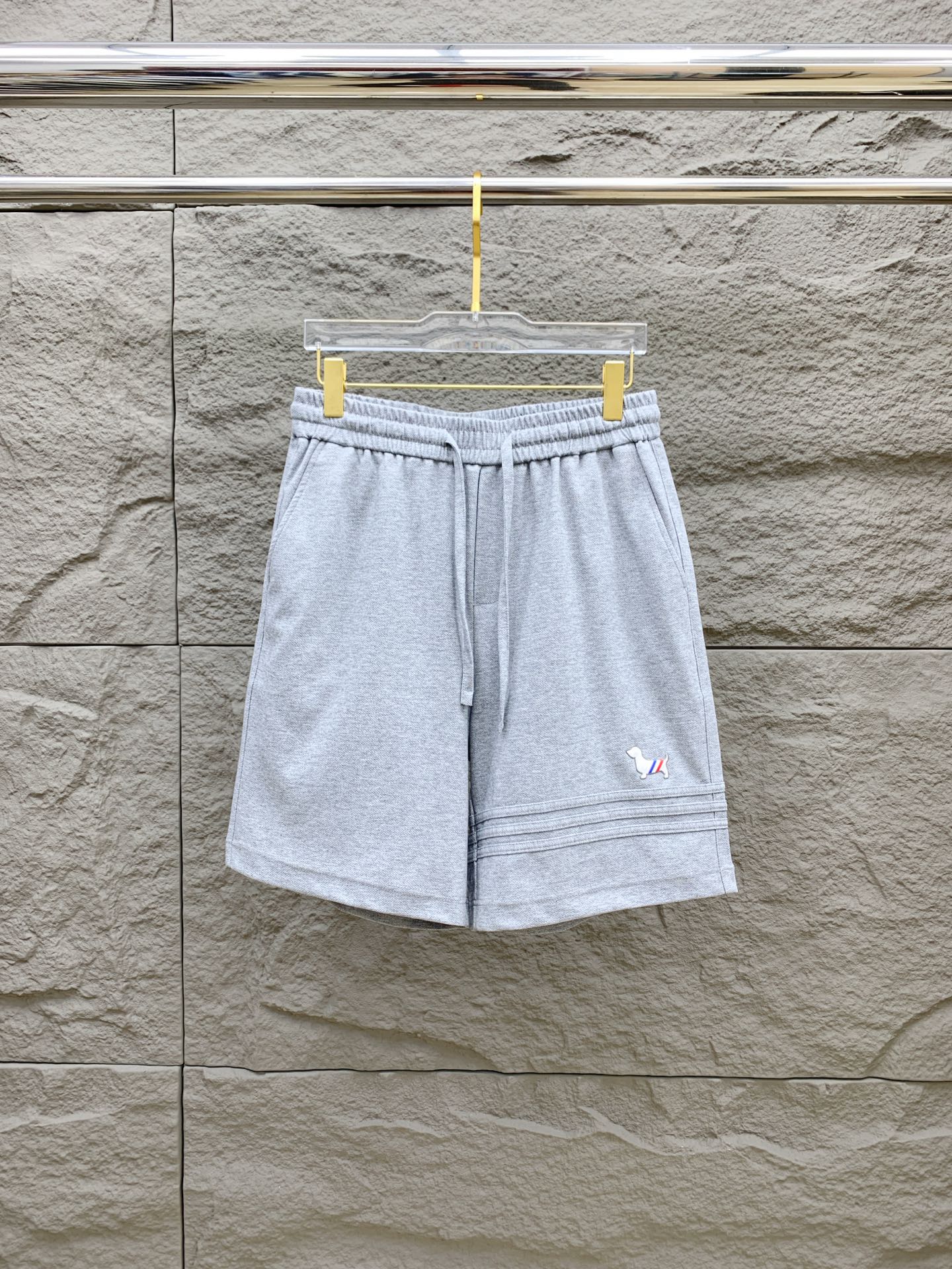 NO:849732,TB Tom Brown's three-standard complete 2025 summer new men's casual shorts, advanced custom-made breathable fabrics, extremely breathable, elastic and comfortable, impeccable details, top-grade accessories, original logo design concept, delicate and soft feel!  The upper body fit is awesome!  Size M-3Xl,,thom browne,shorts,19860909TB汤姆布朗三标齐全 2025夏季新款男士休闲短裤,高级定制面料透气面料 透气弹力舒适度极高,细节无可挑剔,顶级辅料配备,原版logo设计理念,手感细腻柔软！上身版型超赞！尺码M-3Xl,,thom browne,shorts,,Men's clothing