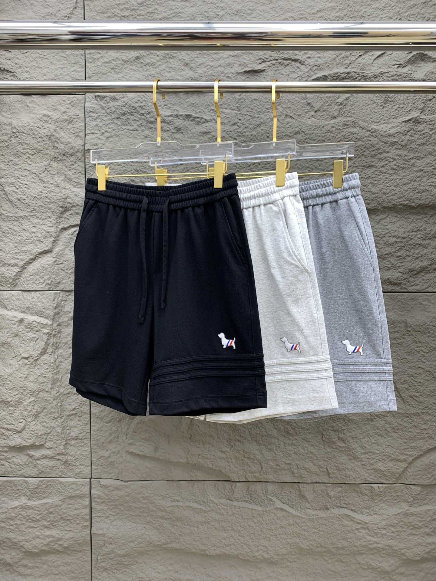 NO:137405,TB Tom Brown has complete three standards. 2025 summer new men's casual shorts, high-end custom fabric breathable fabric, extremely breathable, elastic and comfortable, impeccable details, top-level auxiliary materials, original logo design concept, delicate and soft feel!  The upper body style is excellent!  Size M-3Xl, thom browne, shorts, alexander wang19860909TB汤姆布朗三标齐全 2025夏季新款男士休闲短裤,高级定制面料透气面料 透气弹力舒适度极高,细节无可挑剔,顶级辅料配备,原版logo设计理念,手感细腻柔软！上身版型超赞！尺码M-3Xl,,thom browne,shorts,alexander wang,Men's clothing