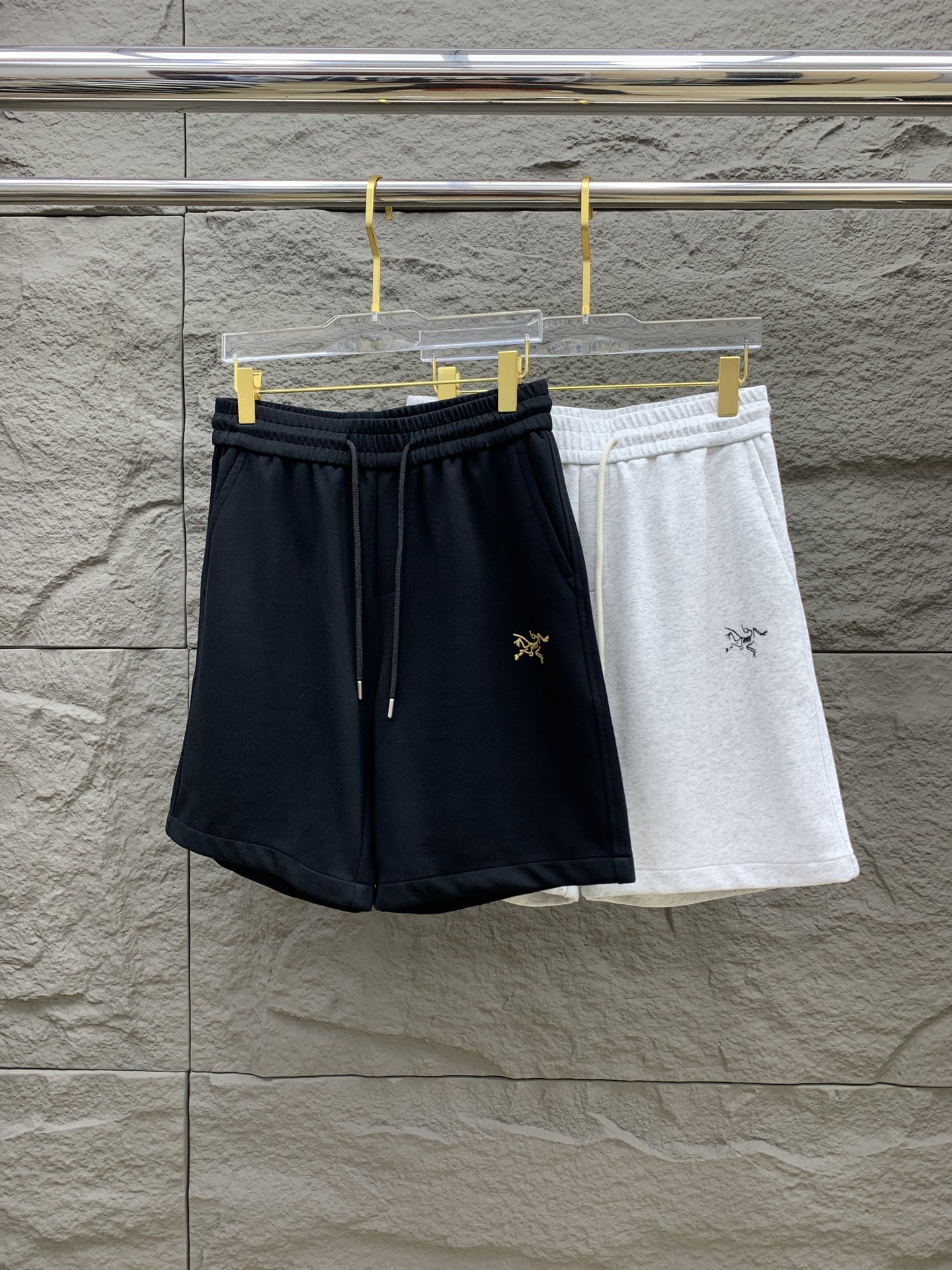 NO:137407,Archaeopteryx has complete three standards. 2025 summer new men's casual shorts, high-end custom fabric breathable fabric, extremely breathable, elastic and comfortable, impeccable details, top-level auxiliary materials, original logo design concept, delicate and soft feel!  The upper body style is excellent!  Size M-3Xl,arc'teryx,shorts,alexander wang19860909始祖鸟三标齐全 2025夏季新款男士休闲短裤,高级定制面料透气面料 透气弹力舒适度极高,细节无可挑剔,顶级辅料配备,原版logo设计理念,手感细腻柔软！上身版型超赞！尺码M-3Xl,arc'teryx,shorts,alexander wang,Men's clothing