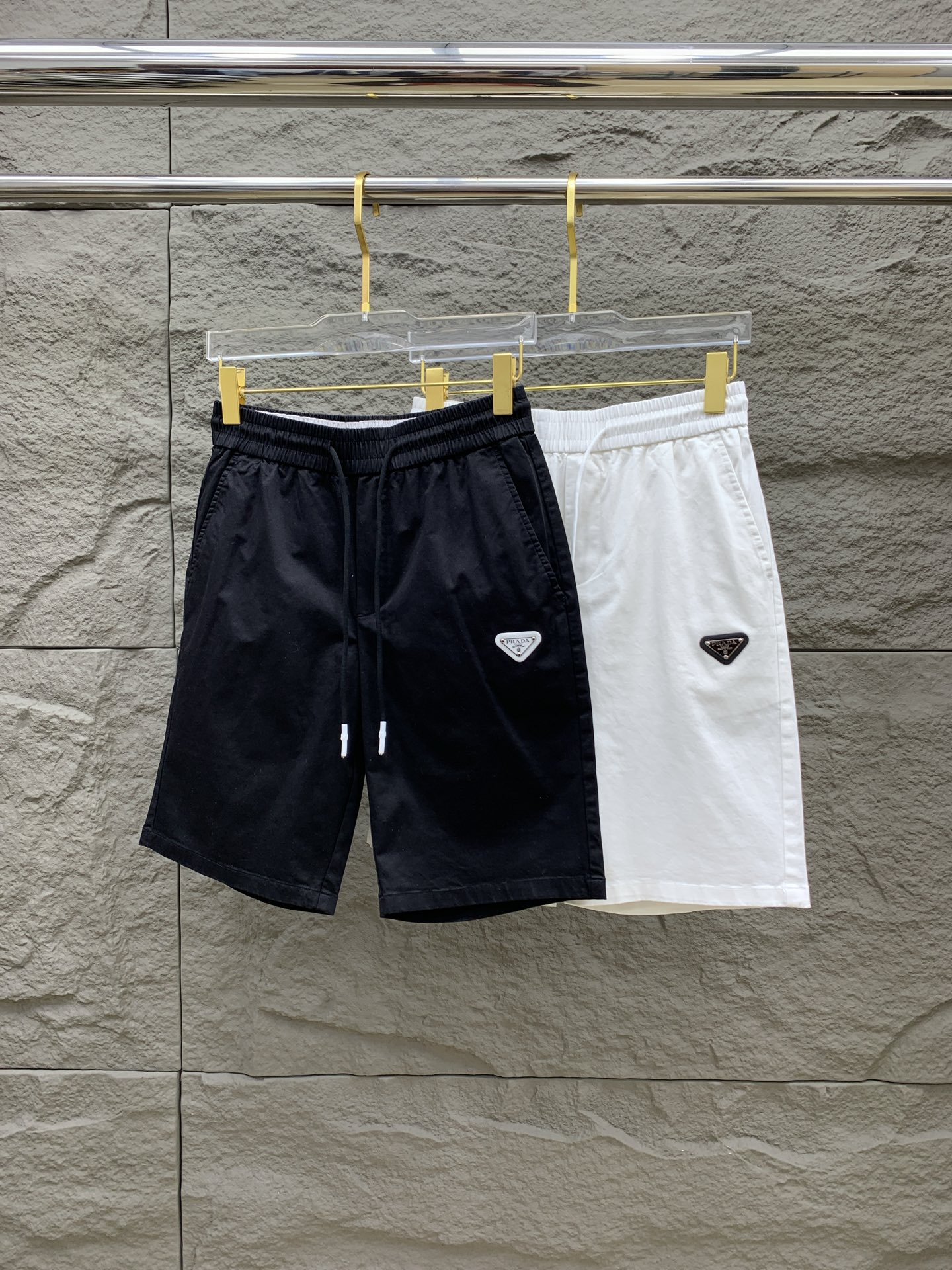 NO:137420,Prada has complete three standards. 2025 summer new men's casual shorts, high-end custom fabric breathable fabric, extremely breathable, elastic and comfortable, impeccable details, top-level auxiliary materials, original logo design concept, delicate and soft feel!  The upper body style is excellent!  Size M-3Xl, prada, shorts, alexander wang19860909普拉达三标齐全 2025夏季新款男士休闲短裤,高级定制面料透气面料 透气弹力舒适度极高,细节无可挑剔,顶级辅料配备,原版logo设计理念,手感细腻柔软！上身版型超赞！尺码M-3Xl,,prada,shorts,alexander wang,Men's clothing
