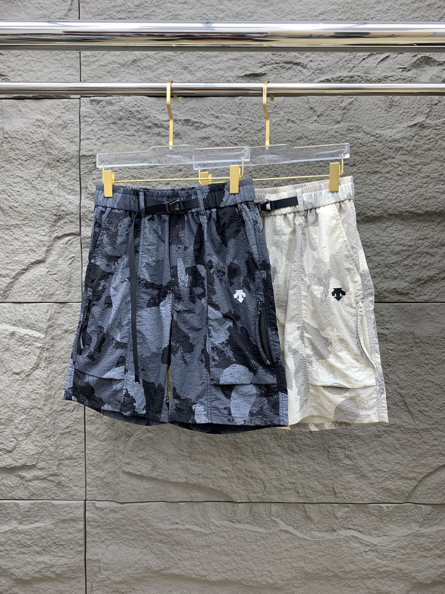 NO:137422,DiSant has complete three standards. 2025 summer new men's casual shorts, high-end custom fabric breathable fabric, extremely breathable, elastic and comfortable, impeccable details, top-level auxiliary materials, original logo design concept, delicate and soft feel!  The upper body style is excellent!  Size M-3Xl, shorts, alexander wang19860909迪桑特三标齐全 2025夏季新款男士休闲短裤,高级定制面料透气面料 透气弹力舒适度极高,细节无可挑剔,顶级辅料配备,原版logo设计理念,手感细腻柔软！上身版型超赞！尺码M-3Xl,,shorts,alexander wang,Men's clothing