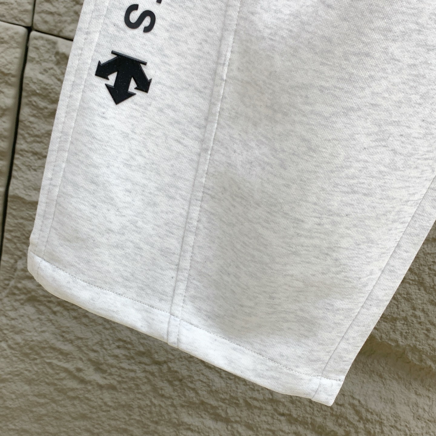 P迪桑特春夏25ss休闲裤金典再次出现，原单订制高品质时尚休闲裤。超级百搭款。独家定制面料，挺阔有型，贴