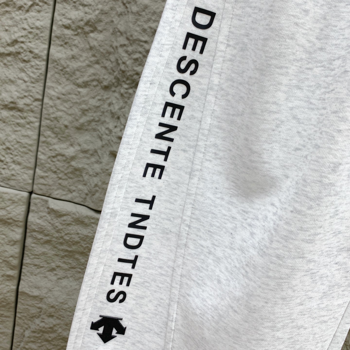 P迪桑特春夏25ss休闲裤金典再次出现，原单订制高品质时尚休闲裤。超级百搭款。独家定制面料，挺阔有型，贴