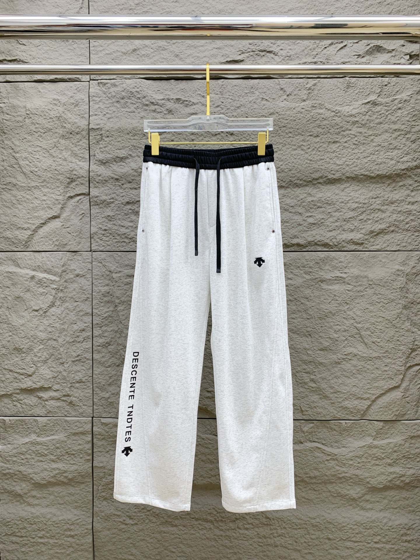 P迪桑特春夏25ss休闲裤金典再次出现，原单订制高品质时尚休闲裤。超级百搭款。独家定制面料，挺阔有型，贴