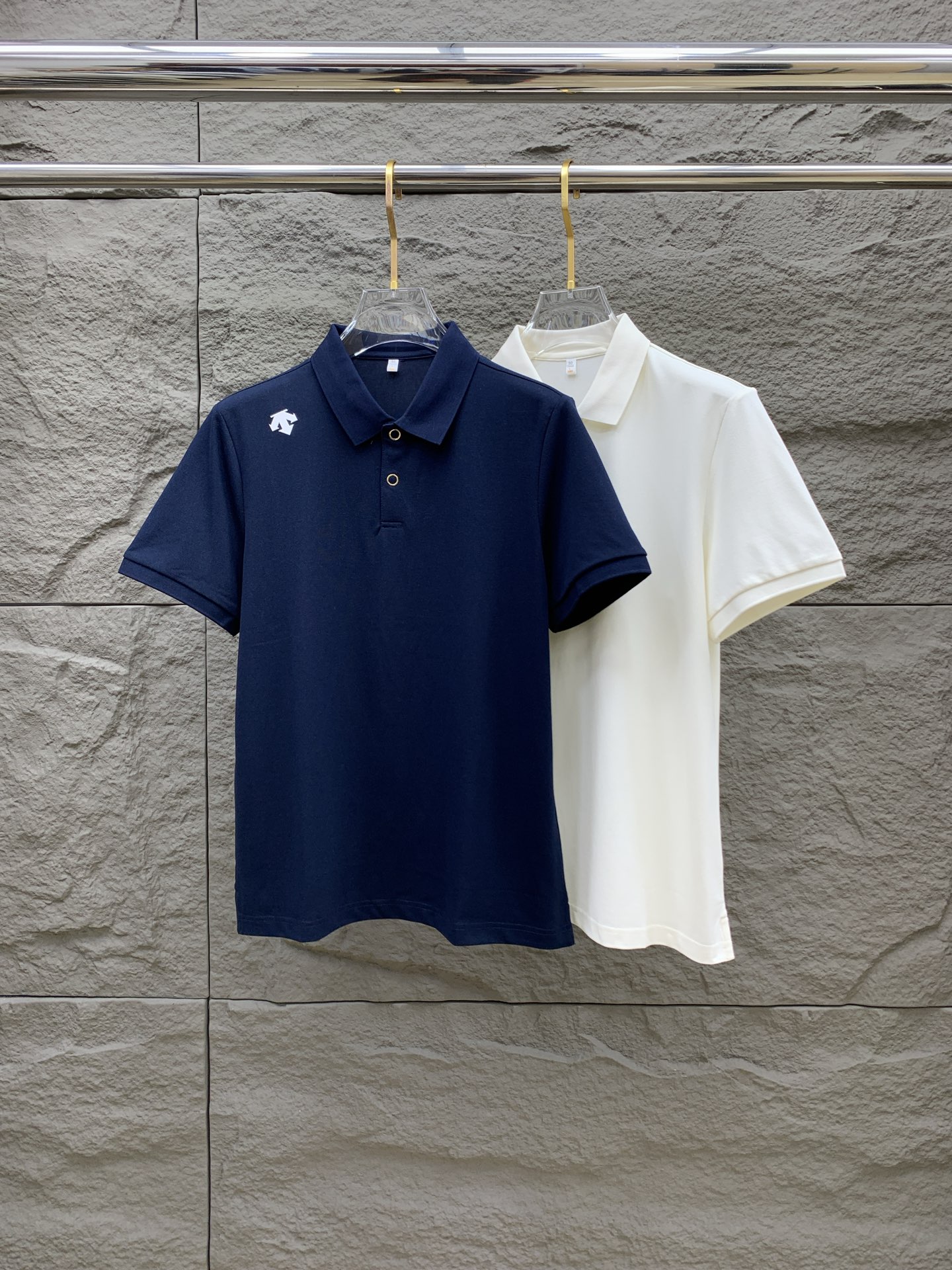 NO:137415,DiSant 25SS new spring and summer short-sleeved lapel T-shirt polo, the highest version is customized high-end vermill fabric simple and fashionable, and the color-blocking thread is super beautiful!  Classic logo simple and elegant style!  Full of high-end feel, wearable in all seasons. Simple European style official website on sale codes M-3XL, T-shirt,tees, t-shirt,alexander wang19860909迪桑特25SS新款春夏短袖翻领T恤polo,最高版本客供定制高端朱地面料简单时尚款,拼色螺纹超级好看！经典logo简单大方的款式！满满的高级感,四季可穿.简欧风格官网在售码数M-3XL,,T-shirt,tees，t-shirt,alexander wang,Men's clothing