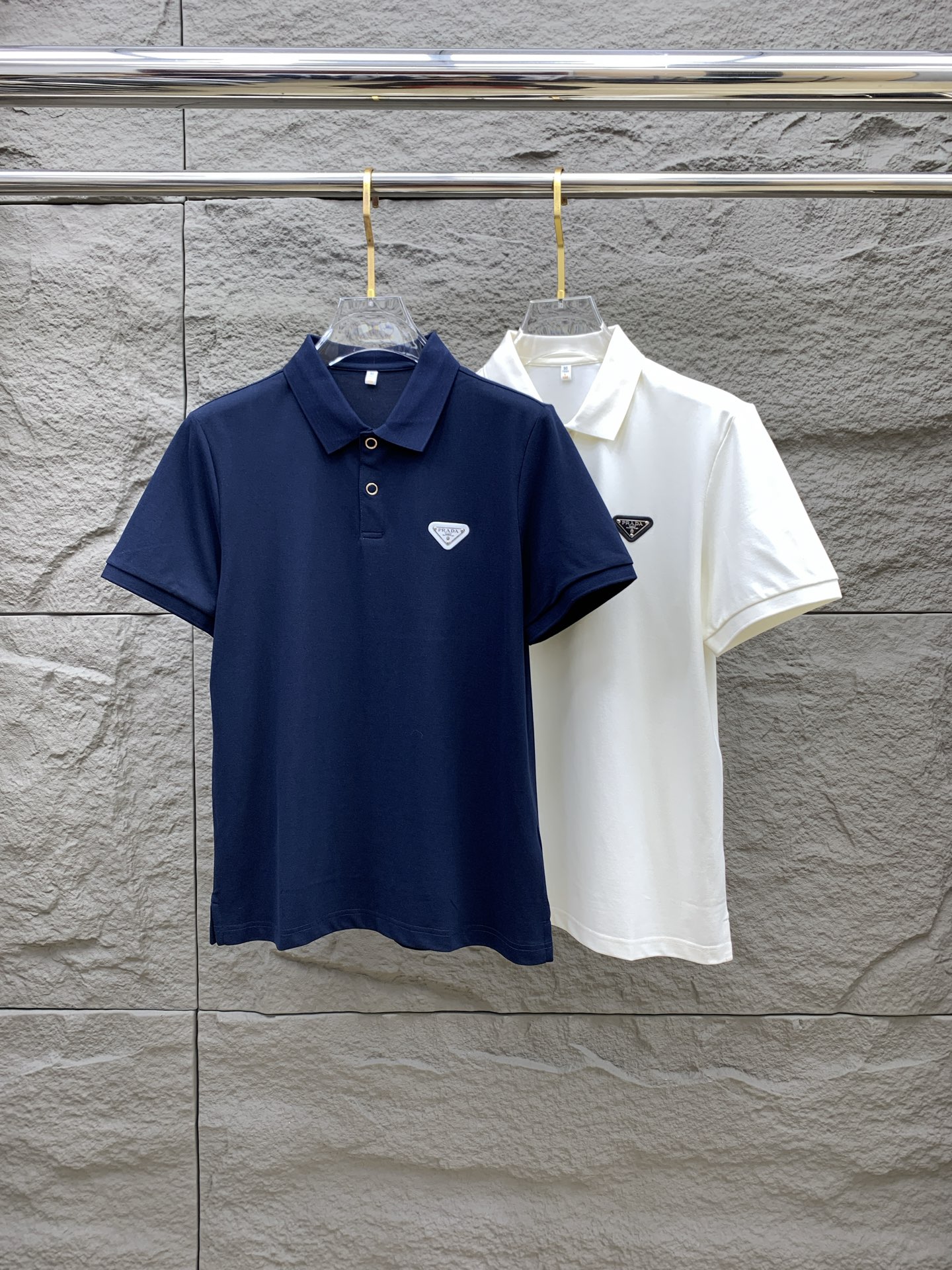 NO:137417,Prada 25SS new spring and summer short-sleeved lapel T-shirt polo, the highest version is customized high-end vermill fabric simple and fashionable, and the color-blocking thread is super beautiful!  Classic logo simple and elegant style!  Full of high-end feel, wearable in all seasons. Simple European style official website on sale codes M-3XL, prada, T-shirt, tees, t-shirt, alexander wang19860909普拉达25SS新款春夏短袖翻领T恤polo,最高版本客供定制高端朱地面料简单时尚款,拼色螺纹超级好看！经典logo简单大方的款式！满满的高级感,四季可穿.简欧风格官网在售码数M-3XL,,prada,T-shirt,tees，t-shirt,alexander wang,Men's clothing