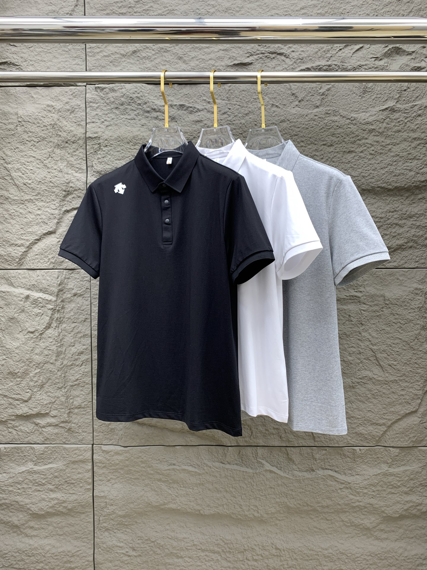 NO:137419,DiSant 25SS new spring and summer short-sleeved lapel T-shirt polo, the highest version is customized high-end vermill fabric simple and fashionable, and the color-blocking thread is super beautiful!  Classic logo simple and elegant style!  Full of high-end feel, wearable in all seasons. Simple European style official website on sale codes M-3XL, T-shirt,tees, t-shirt,alexander wang19860909迪桑特25SS新款春夏短袖翻领T恤polo,最高版本客供定制高端朱地面料简单时尚款,拼色螺纹超级好看！经典logo简单大方的款式！满满的高级感,四季可穿.简欧风格官网在售码数M-3XL,,T-shirt,tees，t-shirt,alexander wang,Men's clothing