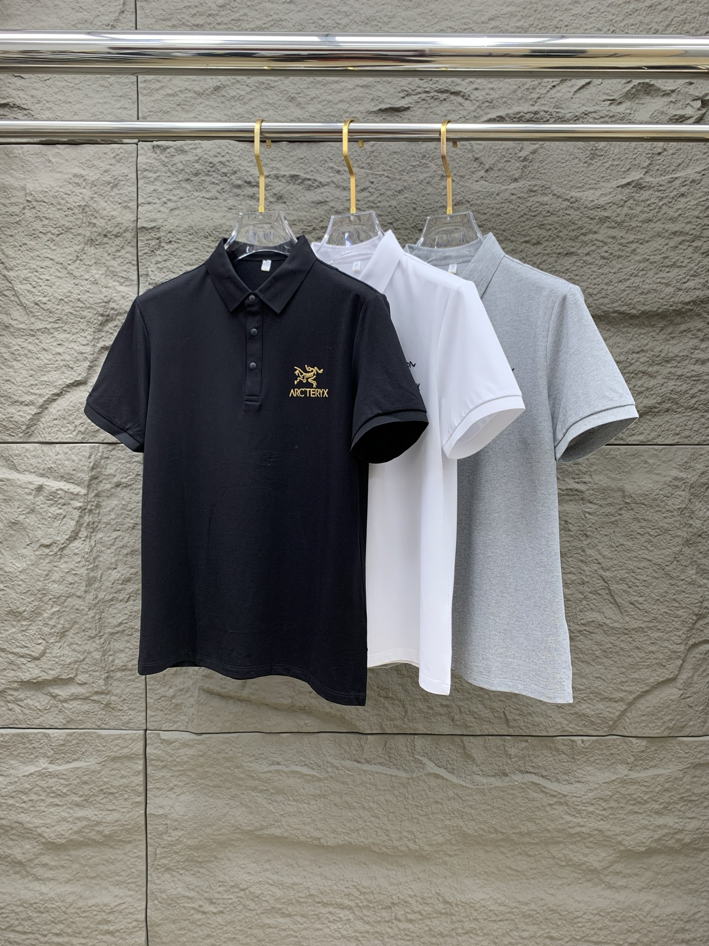 NO:137421,Archaeopteryx 25SS new spring and summer short-sleeved lapel T-shirt polo, the highest version is customized with high-end vermillion floor fabric simple and fashionable style, and the color-blocking thread is super beautiful!  Classic logo simple and elegant style!  Full of high-end feel, wearable in all seasons. Simple European style official website on sale codes M-3XL, arc'teryx, T-shirt, tees, t-shirt, alexander wang19860909始祖鸟25SS新款春夏短袖翻领T恤polo,最高版本客供定制高端朱地面料简单时尚款,拼色螺纹超级好看！经典logo简单大方的款式！满满的高级感,四季可穿.简欧风格官网在售码数M-3XL,arc'teryx,T-shirt,tees，t-shirt,alexander wang,Men's clothing