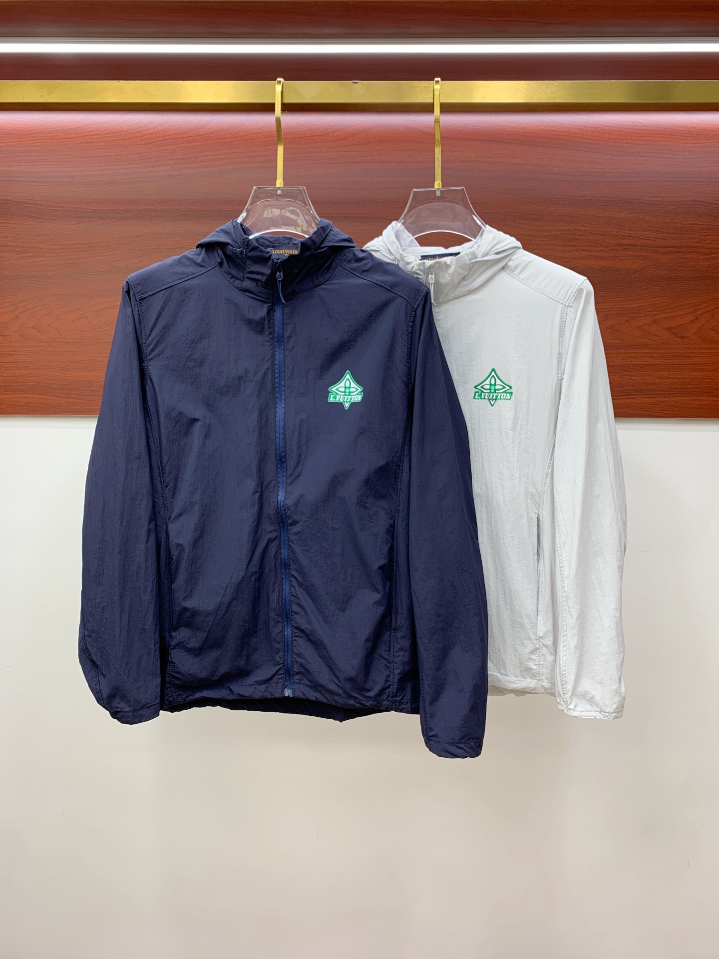 NO:137441,[New Product] LV channel quality. 2025ss Spring and Summer New Sportswear Jacket Anti-Sleeves Jacket!  The classic wardrobe adds a sense of fashion that keeps pace with the times, and is the best choice for handsome men and beautiful women. The new lightweight silk fiber nylon fabric is light and breathable, and the quilting and weaving technology creates the unique thin strip structural details of the fabric, which is delicate and exquisite. It effectively prevents ultraviolet radiation, is excellent in breathability, and is comfortable and skin-friendly. The zipper opening and closing closure and the standing collar design adds a sense of value orientation. The chest logo print highlights the brand characteristics. The elastic and close details of the cuffs and hem are neat and detailed to add a new and avant-garde fashion sense. Bal*nci*ga  Tracksui's new high-end series creates the best sports and leisure system and the most convenient and comfortable feeling. It is made of polyester fiber fabric, perfect light nylon style. It is different from the general rough nylon texture, with smooth and delicate texture, light and comfortable. The aesthetic division and cutting process of both inside and outside always maintains a perfect sports and fashionable versatile shape. Pay more attention to sports design and versatile items! The logo design has a flawless craft mechanism, thick and full, soft and three-dimensional and not stiff, showing a low-key fashionable sports style. Code number M-3XL, louis vuitton, jackets & coats, jackets & coats, alexander wang19860909【新品】LV渠道精品.2025ss春夏新款运动服夹克防嗮服外套！防嗮衣经典之余增添了与时俱进的时尚感,型男靓女的最佳选择.新型轻量绢丝纤维尼龙面料,轻盈透气,绗缝密织技术造就面料的独有细条状结构细节,细腻精致.有效防止紫外线辐射,透气性绝佳,舒畅亲肤.拉链开合门襟,立领设计平添价值感取向.胸口标识印花彰显品牌特色.袖口,下摆弹力收口细节工整细致增添新锐前卫时尚感.Bal*nci*ga Tracksui全新高端系列作品,缔造最为出色的运动休闲体系,最为便捷舒适的感受.客供聚酯纤维面料打造,完美的轻质尼龙款.区别于一般的粗质尼龙质,手感质感顺滑细腻,轻盈舒适.内外兼具的美感分割裁剪工艺,时刻保持完美的运动时尚百搭造型.更加的注重运动化设计百搭单品!标识徽标设计拥有完美无瑕的工艺机制,厚实饱满,柔软立体不生硬,彰显低调的时尚运动风格.码数M-3XL,,louis vuitton,jackets & coats,jackets & coats,alexander wang,Men's clothing