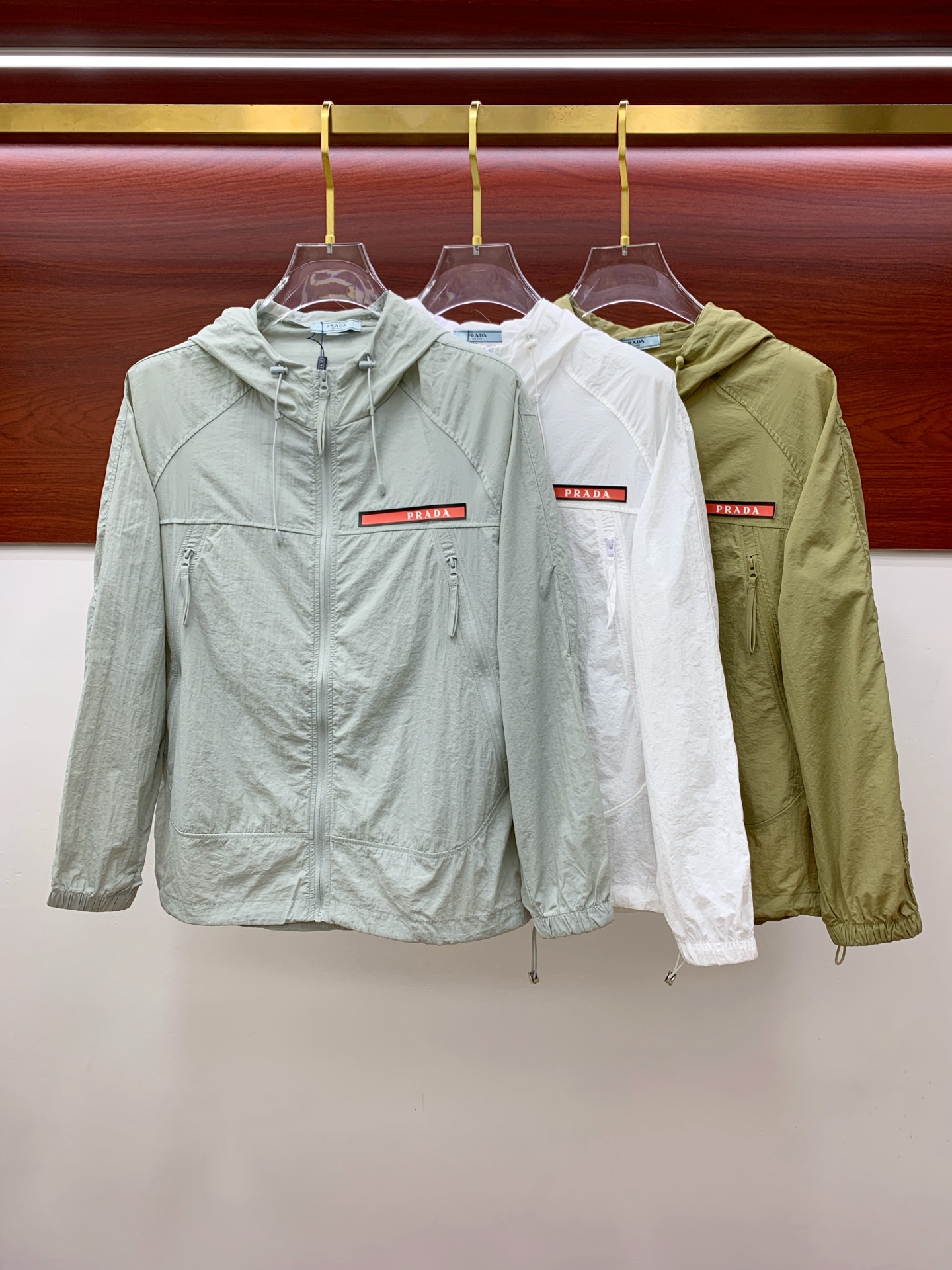 NO:137447,[New Product] Archaeopteryx channel quality. 2025ss Spring and Summer New Sportswear Jacket Anti-Sleeves Jacket!  The classic wardrobe adds a sense of fashion that keeps pace with the times, and is the best choice for handsome men and beautiful women. The new lightweight silk fiber nylon fabric is light and breathable, and the quilting and weaving technology creates the unique thin strip structural details of the fabric, which is delicate and exquisite. It effectively prevents ultraviolet radiation, is excellent in breathability, and is comfortable and skin-friendly. The zipper opening and closing closure and the standing collar design adds a sense of value orientation. The chest logo print highlights the brand characteristics. The elastic and close details of the cuffs and hem are neat and detailed to add a new and avant-garde fashion sense. Bal*nci*ga  Tracksui's new high-end series creates the best sports and leisure system and the most convenient and comfortable feeling. It is made of polyester fiber fabric, perfect light nylon style. It is different from the general rough nylon texture, with smooth and delicate texture, light and comfortable. The aesthetic division and cutting process of both inside and outside always maintains a perfect sports and fashionable versatile shape. Pay more attention to sports design and versatile items! The logo design has a flawless craft mechanism, thick and full, soft and three-dimensional and not stiff, showing a low-key fashionable sports style. Code M-3XL, arc'teryx, jackets & coats, jackets & coats, alexander wang19860909【新品】始祖鸟渠道精品.2025ss春夏新款运动服夹克防嗮服外套！防嗮衣经典之余增添了与时俱进的时尚感,型男靓女的最佳选择.新型轻量绢丝纤维尼龙面料,轻盈透气,绗缝密织技术造就面料的独有细条状结构细节,细腻精致.有效防止紫外线辐射,透气性绝佳,舒畅亲肤.拉链开合门襟,立领设计平添价值感取向.胸口标识印花彰显品牌特色.袖口,下摆弹力收口细节工整细致增添新锐前卫时尚感.Bal*nci*ga Tracksui全新高端系列作品,缔造最为出色的运动休闲体系,最为便捷舒适的感受.客供聚酯纤维面料打造,完美的轻质尼龙款.区别于一般的粗质尼龙质,手感质感顺滑细腻,轻盈舒适.内外兼具的美感分割裁剪工艺,时刻保持完美的运动时尚百搭造型.更加的注重运动化设计百搭单品!标识徽标设计拥有完美无瑕的工艺机制,厚实饱满,柔软立体不生硬,彰显低调的时尚运动风格.码数M-3XL,arc'teryx,jackets & coats,jackets & coats,alexander wang,Men's clothing