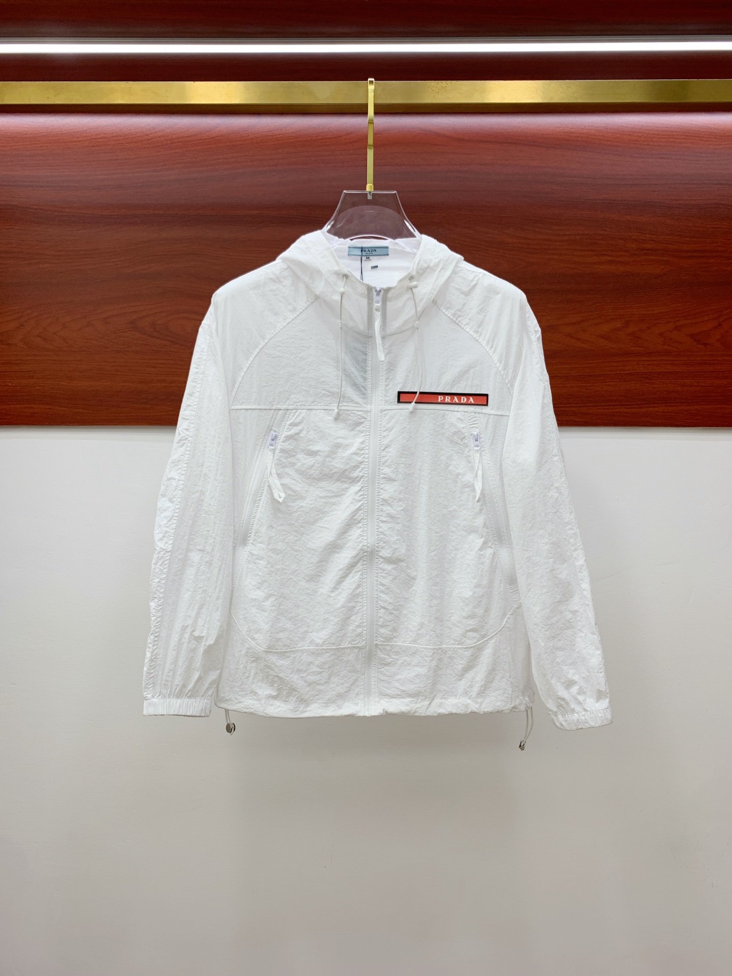 NO:137444,[New Product] Prada Channel Boutique. 2025ss Spring and Summer New Sportswear Jacket Anti-Sleeves Jacket!  The classic wardrobe adds a sense of fashion that keeps pace with the times, and is the best choice for handsome men and beautiful women. The new lightweight silk fiber nylon fabric is light and breathable, and the quilting and weaving technology creates the unique thin strip structural details of the fabric, which is delicate and exquisite. It effectively prevents ultraviolet radiation, is excellent in breathability, and is comfortable and skin-friendly. The zipper opening and closing closure and the standing collar design adds a sense of value orientation. The chest logo print highlights the brand characteristics. The elastic and close details of the cuffs and hem are neat and detailed to add a new and avant-garde fashion sense. Bal*nci*ga  Tracksui's new high-end series creates the best sports and leisure system and the most convenient and comfortable feeling. It is made of polyester fiber fabric, perfect light nylon style. It is different from the general rough nylon texture, with smooth and delicate texture, light and comfortable. The aesthetic division and cutting process of both inside and outside always maintains a perfect sports and fashionable versatile shape. Pay more attention to sports design and versatile items! The logo design has a flawless craft mechanism, thick and full, soft and three-dimensional and not stiff, showing a low-key fashionable sports style. Code number M-3XL, prada, jackets & coats, jackets & coats, alexander wang19860909【新品】普拉达渠道精品.2025ss春夏新款运动服夹克防嗮服外套！防嗮衣经典之余增添了与时俱进的时尚感,型男靓女的最佳选择.新型轻量绢丝纤维尼龙面料,轻盈透气,绗缝密织技术造就面料的独有细条状结构细节,细腻精致.有效防止紫外线辐射,透气性绝佳,舒畅亲肤.拉链开合门襟,立领设计平添价值感取向.胸口标识印花彰显品牌特色.袖口,下摆弹力收口细节工整细致增添新锐前卫时尚感.Bal*nci*ga Tracksui全新高端系列作品,缔造最为出色的运动休闲体系,最为便捷舒适的感受.客供聚酯纤维面料打造,完美的轻质尼龙款.区别于一般的粗质尼龙质,手感质感顺滑细腻,轻盈舒适.内外兼具的美感分割裁剪工艺,时刻保持完美的运动时尚百搭造型.更加的注重运动化设计百搭单品!标识徽标设计拥有完美无瑕的工艺机制,厚实饱满,柔软立体不生硬,彰显低调的时尚运动风格.码数M-3XL,,prada,jackets & coats,jackets & coats,alexander wang,Men's clothing