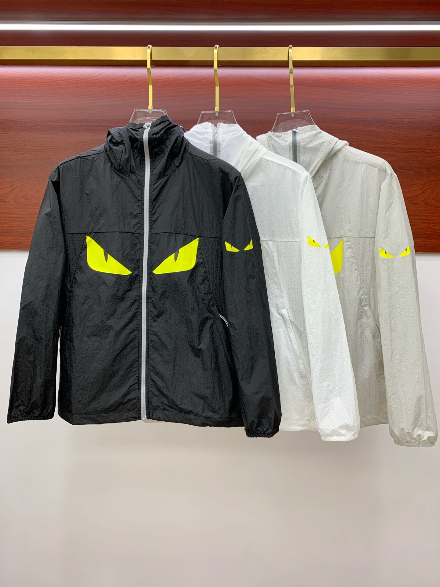 NO:137449,[New Product] Fendi Channel Boutique. 2025ss Spring and Summer New Sportswear Jacket Anti-Sleeves Jacket!  The classic wardrobe adds a sense of fashion that keeps pace with the times, and is the best choice for handsome men and beautiful women. The new lightweight silk fiber nylon fabric is light and breathable, and the quilting and weaving technology creates the unique thin strip structural details of the fabric, which is delicate and exquisite. It effectively prevents ultraviolet radiation, is excellent in breathability, and is comfortable and skin-friendly. The zipper opening and closing closure and the standing collar design adds a sense of value orientation. The chest logo print highlights the brand characteristics. The elastic and close details of the cuffs and hem are neat and detailed to add a new and avant-garde fashion sense. Bal*nci*ga  Tracksui's new high-end series creates the best sports and leisure system and the most convenient and comfortable feeling. It is made of polyester fiber fabric, perfect light nylon style. It is different from the general rough nylon texture, with smooth and delicate texture, light and comfortable. The aesthetic division and cutting process of both inside and outside always maintains a perfect sports and fashionable versatile shape. Pay more attention to sports design and versatile items! The logo design has a flawless craft mechanism, thick and full, soft and three-dimensional and not stiff, showing a low-key fashionable sports style. Code M-3XL, fendi, jackets & coats, jackets & coats, alexander wang19860909【新品】芬迪渠道精品.2025ss春夏新款运动服夹克防嗮服外套！防嗮衣经典之余增添了与时俱进的时尚感,型男靓女的最佳选择.新型轻量绢丝纤维尼龙面料,轻盈透气,绗缝密织技术造就面料的独有细条状结构细节,细腻精致.有效防止紫外线辐射,透气性绝佳,舒畅亲肤.拉链开合门襟,立领设计平添价值感取向.胸口标识印花彰显品牌特色.袖口,下摆弹力收口细节工整细致增添新锐前卫时尚感.Bal*nci*ga Tracksui全新高端系列作品,缔造最为出色的运动休闲体系,最为便捷舒适的感受.客供聚酯纤维面料打造,完美的轻质尼龙款.区别于一般的粗质尼龙质,手感质感顺滑细腻,轻盈舒适.内外兼具的美感分割裁剪工艺,时刻保持完美的运动时尚百搭造型.更加的注重运动化设计百搭单品!标识徽标设计拥有完美无瑕的工艺机制,厚实饱满,柔软立体不生硬,彰显低调的时尚运动风格.码数M-3XL,,fendi,jackets & coats,jackets & coats,alexander wang,Men's clothing