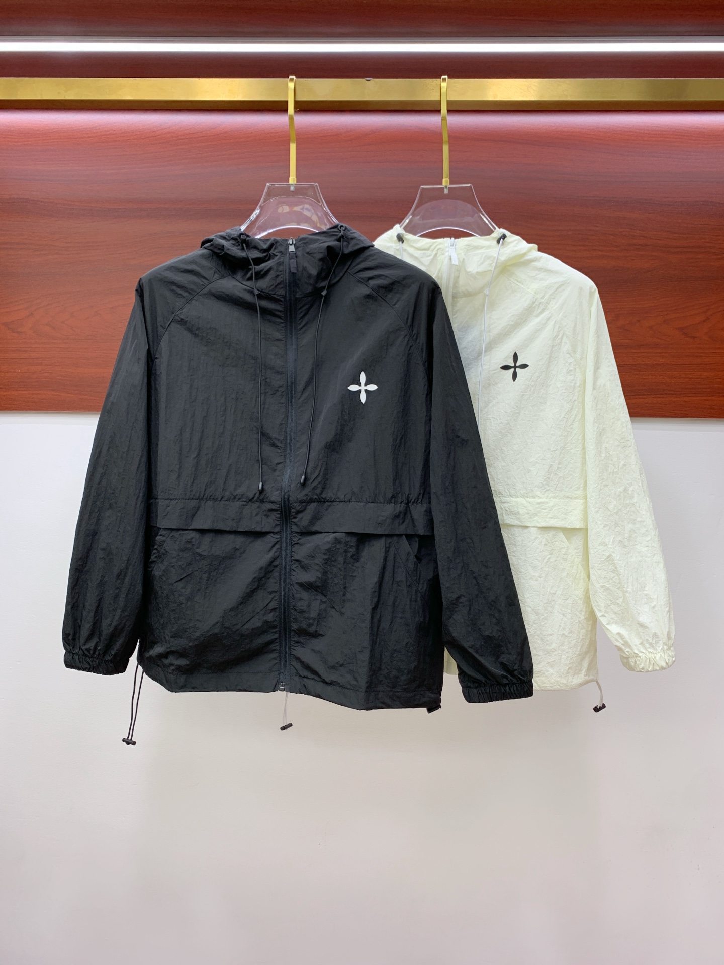 NO:137427,[New Product] LV channel quality. 2025ss Spring and Summer New Sportswear Jacket Anti-Sleeves Jacket!  The classic wardrobe adds a sense of fashion that keeps pace with the times, and is the best choice for handsome men and beautiful women. The new lightweight silk fiber nylon fabric is light and breathable, and the quilting and weaving technology creates the unique thin strip structural details of the fabric, which is delicate and exquisite. It effectively prevents ultraviolet radiation, is excellent in breathability, and is comfortable and skin-friendly. The zipper opening and closing closure and the standing collar design adds a sense of value orientation. The chest logo print highlights the brand characteristics. The elastic and close details of the cuffs and hem are neat and detailed to add a new and avant-garde fashion sense. Bal*nci*ga  Tracksui's new high-end series creates the best sports and leisure system and the most convenient and comfortable feeling. It is made of polyester fiber fabric, perfect light nylon style. It is different from the general rough nylon texture, with smooth and delicate texture, light and comfortable. The aesthetic division and cutting process of both inside and outside always maintains a perfect sports and fashionable versatile shape. Pay more attention to sports design and versatile items! The logo design has a flawless craft mechanism, thick and full, soft and three-dimensional and not stiff, showing a low-key fashionable sports style. Code number M-3XL, louis vuitton, jackets & coats, jackets & coats, alexander wang19860909【新品】LV渠道精品.2025ss春夏新款运动服夹克防嗮服外套！防嗮衣经典之余增添了与时俱进的时尚感,型男靓女的最佳选择.新型轻量绢丝纤维尼龙面料,轻盈透气,绗缝密织技术造就面料的独有细条状结构细节,细腻精致.有效防止紫外线辐射,透气性绝佳,舒畅亲肤.拉链开合门襟,立领设计平添价值感取向.胸口标识印花彰显品牌特色.袖口,下摆弹力收口细节工整细致增添新锐前卫时尚感.Bal*nci*ga Tracksui全新高端系列作品,缔造最为出色的运动休闲体系,最为便捷舒适的感受.客供聚酯纤维面料打造,完美的轻质尼龙款.区别于一般的粗质尼龙质,手感质感顺滑细腻,轻盈舒适.内外兼具的美感分割裁剪工艺,时刻保持完美的运动时尚百搭造型.更加的注重运动化设计百搭单品!标识徽标设计拥有完美无瑕的工艺机制,厚实饱满,柔软立体不生硬,彰显低调的时尚运动风格.码数M-3XL,,louis vuitton,jackets & coats,jackets & coats,alexander wang,Men's clothing