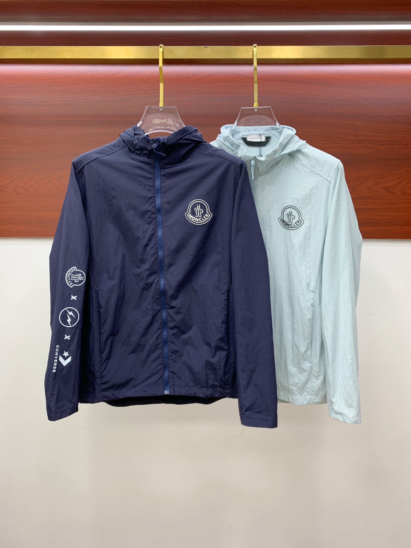 NO:137430,[New Product] High-quality products in the cover channel. 2025ss Spring and Summer New Sportswear Jacket Anti-Sleeves Jacket!  The classic wardrobe adds a sense of fashion that keeps pace with the times, and is the best choice for handsome men and beautiful women. The new lightweight silk fiber nylon fabric is light and breathable, and the quilting and weaving technology creates the unique thin strip structural details of the fabric, which is delicate and exquisite. It effectively prevents ultraviolet radiation, is excellent in breathability, and is comfortable and skin-friendly. The zipper opening and closing closure and the standing collar design adds a sense of value orientation. The chest logo print highlights the brand characteristics. The elastic and close details of the cuffs and hem are neat and detailed to add a new and avant-garde fashion sense. Bal*nci*ga  Tracksui's new high-end series creates the best sports and leisure system and the most convenient and comfortable feeling. It is made of polyester fiber fabric, perfect light nylon style. It is different from the general rough nylon texture, with smooth and delicate texture, light and comfortable. The aesthetic division and cutting process of both inside and outside always maintains a perfect sports and fashionable versatile shape. Pay more attention to sports design and versatile items! The logo design has a flawless craft mechanism, thick and full, soft and three-dimensional and not stiff, showing a low-key fashionable sports style. Code number M-3XL, Moncler, jackets & coats, jackets & coats, alexander wang19860909【新品】蒙口渠道精品.2025ss春夏新款运动服夹克防嗮服外套！防嗮衣经典之余增添了与时俱进的时尚感,型男靓女的最佳选择.新型轻量绢丝纤维尼龙面料,轻盈透气,绗缝密织技术造就面料的独有细条状结构细节,细腻精致.有效防止紫外线辐射,透气性绝佳,舒畅亲肤.拉链开合门襟,立领设计平添价值感取向.胸口标识印花彰显品牌特色.袖口,下摆弹力收口细节工整细致增添新锐前卫时尚感.Bal*nci*ga Tracksui全新高端系列作品,缔造最为出色的运动休闲体系,最为便捷舒适的感受.客供聚酯纤维面料打造,完美的轻质尼龙款.区别于一般的粗质尼龙质,手感质感顺滑细腻,轻盈舒适.内外兼具的美感分割裁剪工艺,时刻保持完美的运动时尚百搭造型.更加的注重运动化设计百搭单品!标识徽标设计拥有完美无瑕的工艺机制,厚实饱满,柔软立体不生硬,彰显低调的时尚运动风格.码数M-3XL,,Moncler,jackets & coats,jackets & coats,alexander wang,Men's clothing