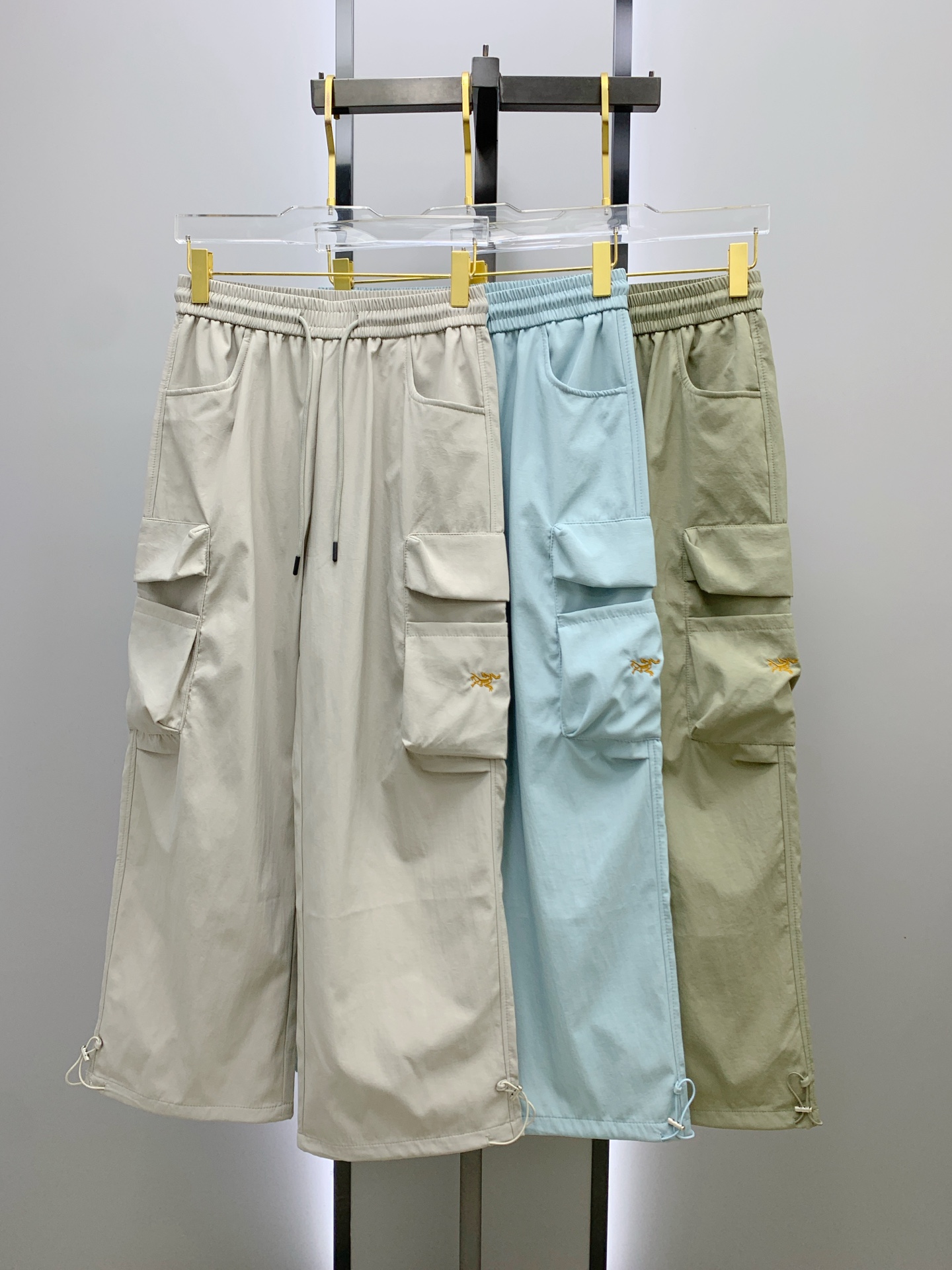 NO:137434,Archaeopteryx 2025ss Spring and Summer New Styles New Styles Men's Working Leisure Pants, Business Leisure Styles!  !  The fabric is important!  Baby's skin is smooth!  !  Customer supplies fixed fabrics, and you can find that they are very smooth fabrics, soft and skin-friendly. The upper body is crisp and stylish, and the surface has a warm and shiny feeling. It is high-end and textured. The upper body is very distinctive, with classic brand logo embellishment, elegant and natural style, moderate thickness, suitable for early spring wear, and the hardware and accessories are all in all quality!  A very practical style for business and casual wear. Size S-2XL, arc'teryx, alexander wang19860909始祖鸟2025ss春夏新款新款男士工装休闲裤、商务休闲款！！重在面料！婴儿肌肤般的柔滑！！客供定织料,入手便知极具柔滑面料,手感柔软亲肤,上身挺括有型,表面又有着温润的光泽感,高档而显质感,经典细节处理,上身很有特点,经典品牌标识点缀,优雅自然的版型,厚度适中,适合早春穿着,五金辅料全品相！商务休闲都很实穿的一款. 尺码S-2XL,arc'teryx,alexander wang,Men's clothing