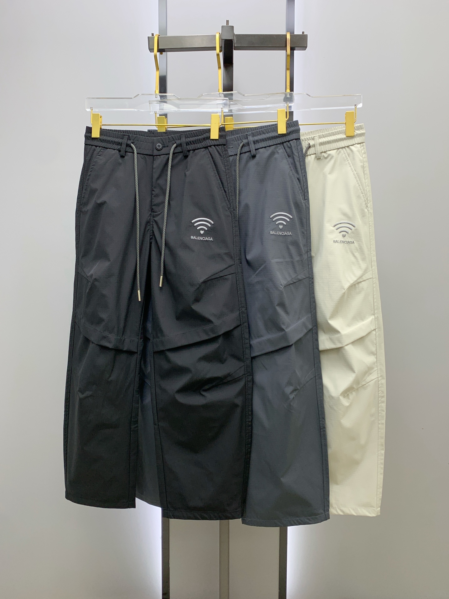 NO:137437,Balenciaga 2025ss Spring and Summer New Style New Men's Working Leisure Pants, Business Leisure Style!  !  The fabric is important!  Baby's skin is smooth!  !  Customer supplies fixed fabrics, and you can find that they are very smooth fabrics, soft and skin-friendly. The upper body is crisp and stylish, and the surface has a warm and shiny feeling. It is high-end and textured. The upper body is very distinctive, with classic brand logo embellishment, elegant and natural style, moderate thickness, suitable for early spring wear, and the hardware and accessories are all in all quality!  A very practical style for business and casual wear. Size S-2XL, balenciaga, alexander wang19860909巴黎世家2025ss春夏新款新款男士工装休闲裤、商务休闲款！！重在面料！婴儿肌肤般的柔滑！！客供定织料,入手便知极具柔滑面料,手感柔软亲肤,上身挺括有型,表面又有着温润的光泽感,高档而显质感,经典细节处理,上身很有特点,经典品牌标识点缀,优雅自然的版型,厚度适中,适合早春穿着,五金辅料全品相！商务休闲都很实穿的一款. 尺码S-2XL,,balenciaga,alexander wang,Men's clothing