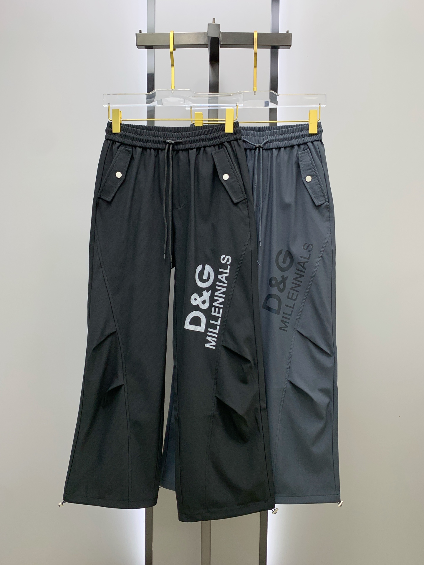 NO:137440,Dolce & Gabbana 2025ss Spring and Summer New Styles New Men's Working Leisure Pants, Business Leisure Styles!  !  The fabric is important!  Baby's skin is smooth!  !  Customer supplies fixed fabrics, and you can find that they are very smooth fabrics, soft and skin-friendly. The upper body is crisp and stylish, and the surface has a warm and shiny feeling. It is high-end and textured. The upper body is very distinctive, with classic brand logo embellishment, elegant and natural style, moderate thickness, suitable for early spring wear, and the hardware and accessories are all in all quality!  A very practical style for business and casual wear. Size S-2XL, Dolce & Gabbana, alexander wang19860909杜嘉班纳2025ss春夏新款新款男士工装休闲裤、商务休闲款！！重在面料！婴儿肌肤般的柔滑！！客供定织料,入手便知极具柔滑面料,手感柔软亲肤,上身挺括有型,表面又有着温润的光泽感,高档而显质感,经典细节处理,上身很有特点,经典品牌标识点缀,优雅自然的版型,厚度适中,适合早春穿着,五金辅料全品相！商务休闲都很实穿的一款. 尺码S-2XL,,Dolce&Gabbana,alexander wang,Men's clothing