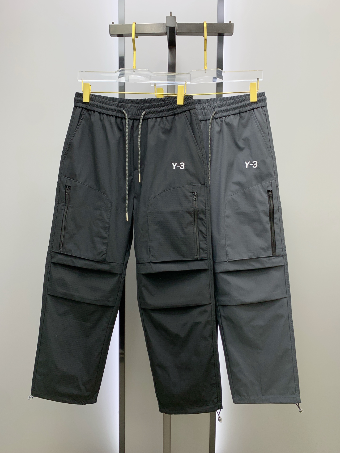 NO:137443,Y3 2025ss Spring and Summer New Style New Men's Working Leisure Pants, Business Leisure Style!  !  The fabric is important!  Baby's skin is smooth!  !  Customer supplies fixed fabrics, and you can find that they are very smooth fabrics, soft and skin-friendly. The upper body is crisp and stylish, and the surface has a warm and shiny feeling. It is high-end and textured. The upper body is very distinctive, with classic brand logo embellishment, elegant and natural style, moderate thickness, suitable for early spring wear, and the hardware and accessories are all in all quality!  A very practical style for business and casual wear. Size S-2XL, alexander wang19860909Y3 2025ss春夏新款新款男士工装休闲裤、商务休闲款！！重在面料！婴儿肌肤般的柔滑！！客供定织料,入手便知极具柔滑面料,手感柔软亲肤,上身挺括有型,表面又有着温润的光泽感,高档而显质感,经典细节处理,上身很有特点,经典品牌标识点缀,优雅自然的版型,厚度适中,适合早春穿着,五金辅料全品相！商务休闲都很实穿的一款. 尺码S-2XL,,alexander wang,Men's clothing