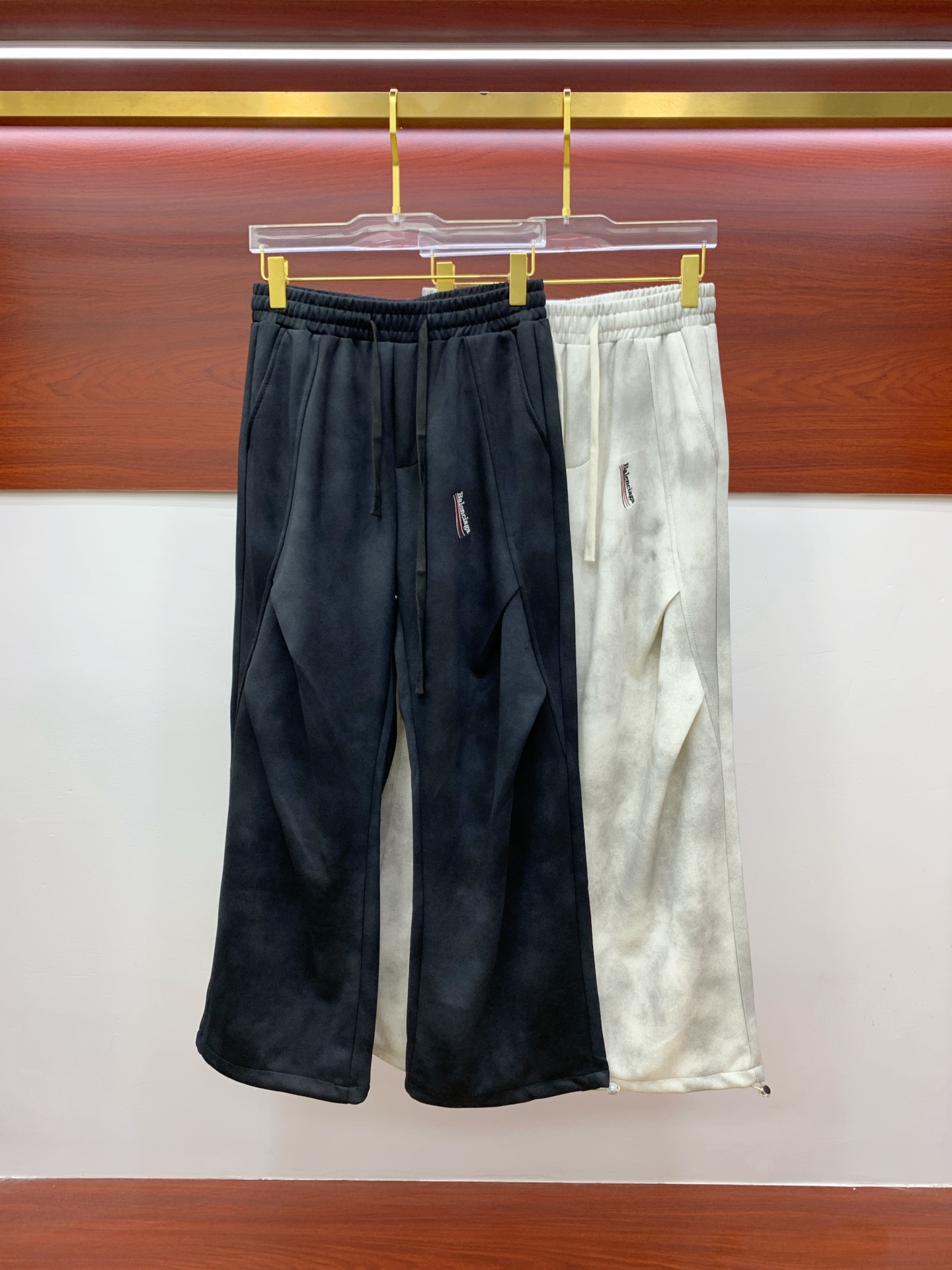 NO:140317,Balenciaga 2025ss Spring and Summer New Style New Men's Working Leisure Pants, Business Leisure Style!  !  The fabric is important!  Baby's skin is smooth!  !  Customer supplies fixed fabrics, and you can find that they are very smooth fabrics, soft and skin-friendly. The upper body is crisp and stylish, and the surface has a warm and shiny feeling. It is high-end and textured. The upper body is very distinctive, with classic brand logo embellishment, elegant and natural style, moderate thickness, suitable for early spring wear, and the hardware and accessories are all in all quality!  A very practical style for business and casual wear. Size S-2XL, balenciaga, alexander wang19860909巴黎世家2025ss春夏新款新款男士工装休闲裤、商务休闲款！！重在面料！婴儿肌肤般的柔滑！！客供定织料,入手便知极具柔滑面料,手感柔软亲肤,上身挺括有型,表面又有着温润的光泽感,高档而显质感,经典细节处理,上身很有特点,经典品牌标识点缀,优雅自然的版型,厚度适中,适合早春穿着,五金辅料全品相！商务休闲都很实穿的一款. 尺码S-2XL,,balenciaga,alexander wang,Men's clothing