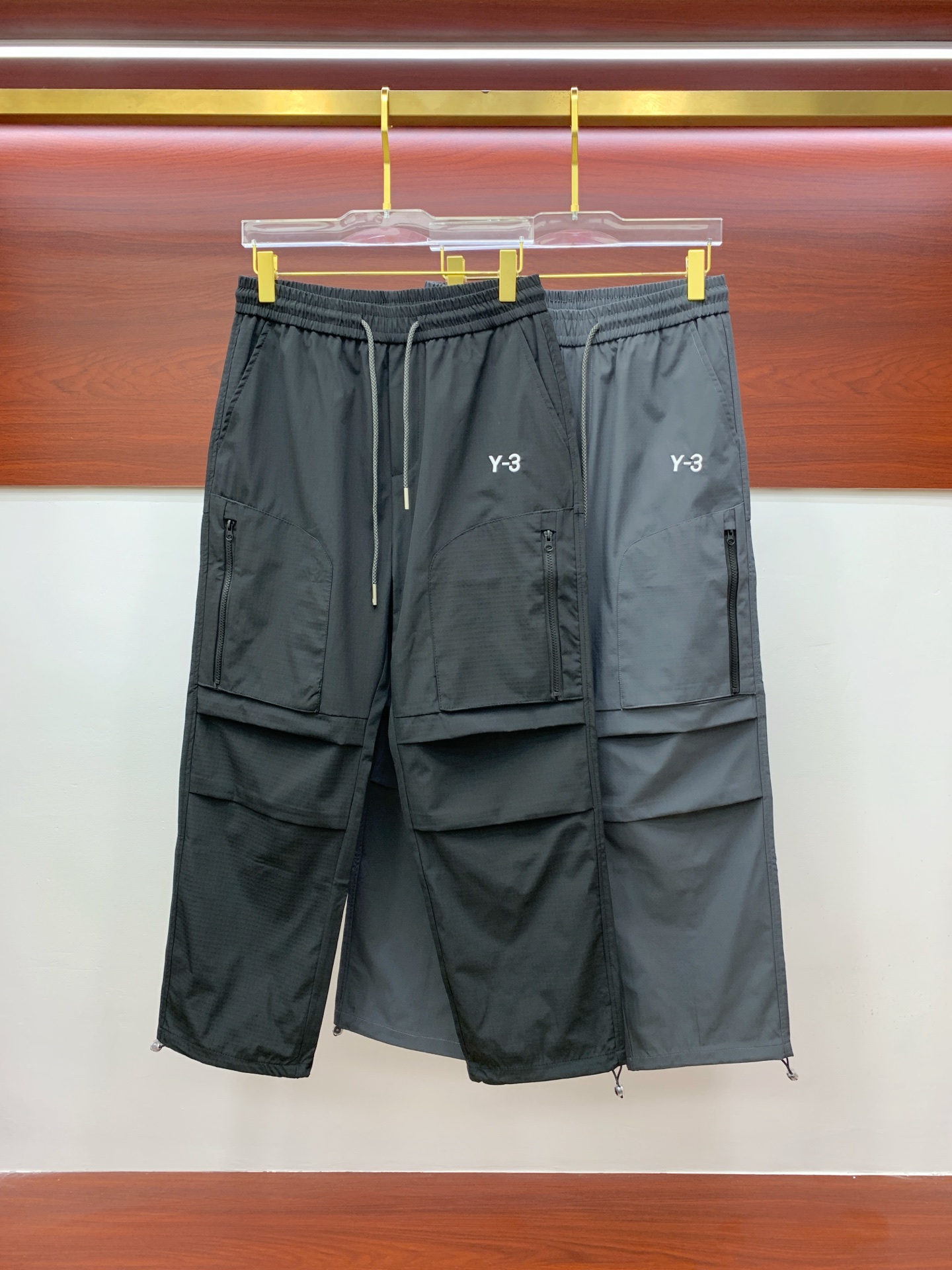 NO:140320,Y32025ss Spring and Summer New Style New Men's Working Leisure Pants, Business Leisure Style!  !  The fabric is important!  Baby's skin is smooth!  !  Customer supplies fixed fabrics, and you can find that they are very smooth fabrics, soft and skin-friendly. The upper body is crisp and stylish, and the surface has a warm and shiny feeling. It is high-end and textured. The upper body is very distinctive, with classic brand logo embellishment, elegant and natural style, moderate thickness, suitable for early spring wear, and the hardware and accessories are all in all quality!  A very practical style for business and casual wear. Size S-2XL, alexander wang19860909Y32025ss春夏新款新款男士工装休闲裤、商务休闲款！！重在面料！婴儿肌肤般的柔滑！！客供定织料,入手便知极具柔滑面料,手感柔软亲肤,上身挺括有型,表面又有着温润的光泽感,高档而显质感,经典细节处理,上身很有特点,经典品牌标识点缀,优雅自然的版型,厚度适中,适合早春穿着,五金辅料全品相！商务休闲都很实穿的一款. 尺码S-2XL,,alexander wang,Men's clothing