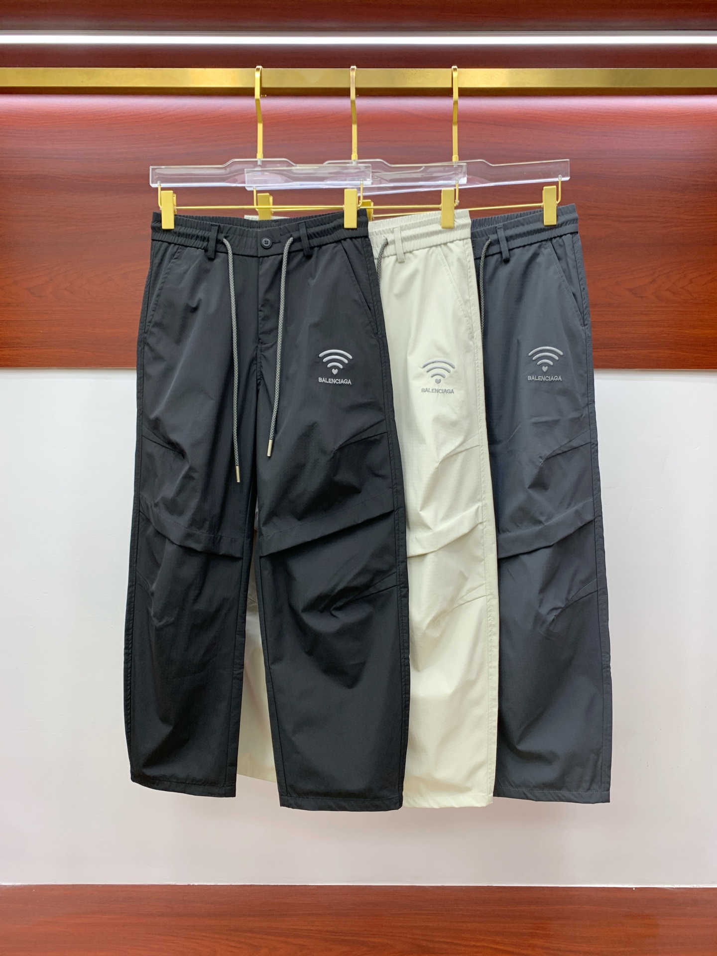 NO:140323,Balenciaga 2025ss Spring and Summer New Style New Men's Working Leisure Pants, Business Leisure Style!  !  The fabric is important!  Baby's skin is smooth!  !  Customer supplies fixed fabrics, and you can find that they are very smooth fabrics, soft and skin-friendly. The upper body is crisp and stylish, and the surface has a warm and shiny feeling. It is high-end and textured. The upper body is very distinctive, with classic brand logo embellishment, elegant and natural style, moderate thickness, suitable for early spring wear, and the hardware and accessories are all in all quality!  A very practical style for business and casual wear. Size S-2XL, balenciaga, alexander wang19860909巴黎世家2025ss春夏新款新款男士工装休闲裤、商务休闲款！！重在面料！婴儿肌肤般的柔滑！！客供定织料,入手便知极具柔滑面料,手感柔软亲肤,上身挺括有型,表面又有着温润的光泽感,高档而显质感,经典细节处理,上身很有特点,经典品牌标识点缀,优雅自然的版型,厚度适中,适合早春穿着,五金辅料全品相！商务休闲都很实穿的一款. 尺码S-2XL,,balenciaga,alexander wang,Men's clothing