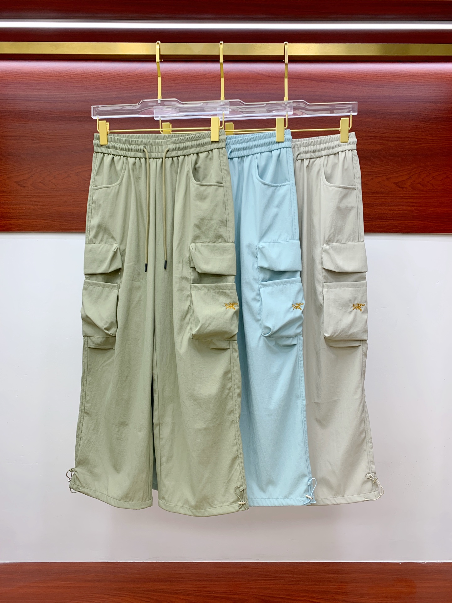 NO:140326,Archaeopteryx 2025ss Spring and Summer New Styles New Styles Men's Working Leisure Pants, Business Leisure Styles!  !  The fabric is important!  Baby's skin is smooth!  !  Customer supplies fixed fabrics, and you can find that they are very smooth fabrics, soft and skin-friendly. The upper body is crisp and stylish, and the surface has a warm and shiny feeling. It is high-end and textured. The upper body is very distinctive, with classic brand logo embellishment, elegant and natural style, moderate thickness, suitable for early spring wear, and the hardware and accessories are all in all quality!  A very practical style for business and casual wear. Size S-2XL, arc'teryx, alexander wang19860909始祖鸟2025ss春夏新款新款男士工装休闲裤、商务休闲款！！重在面料！婴儿肌肤般的柔滑！！客供定织料,入手便知极具柔滑面料,手感柔软亲肤,上身挺括有型,表面又有着温润的光泽感,高档而显质感,经典细节处理,上身很有特点,经典品牌标识点缀,优雅自然的版型,厚度适中,适合早春穿着,五金辅料全品相！商务休闲都很实穿的一款. 尺码S-2XL,arc'teryx,alexander wang,Men's clothing