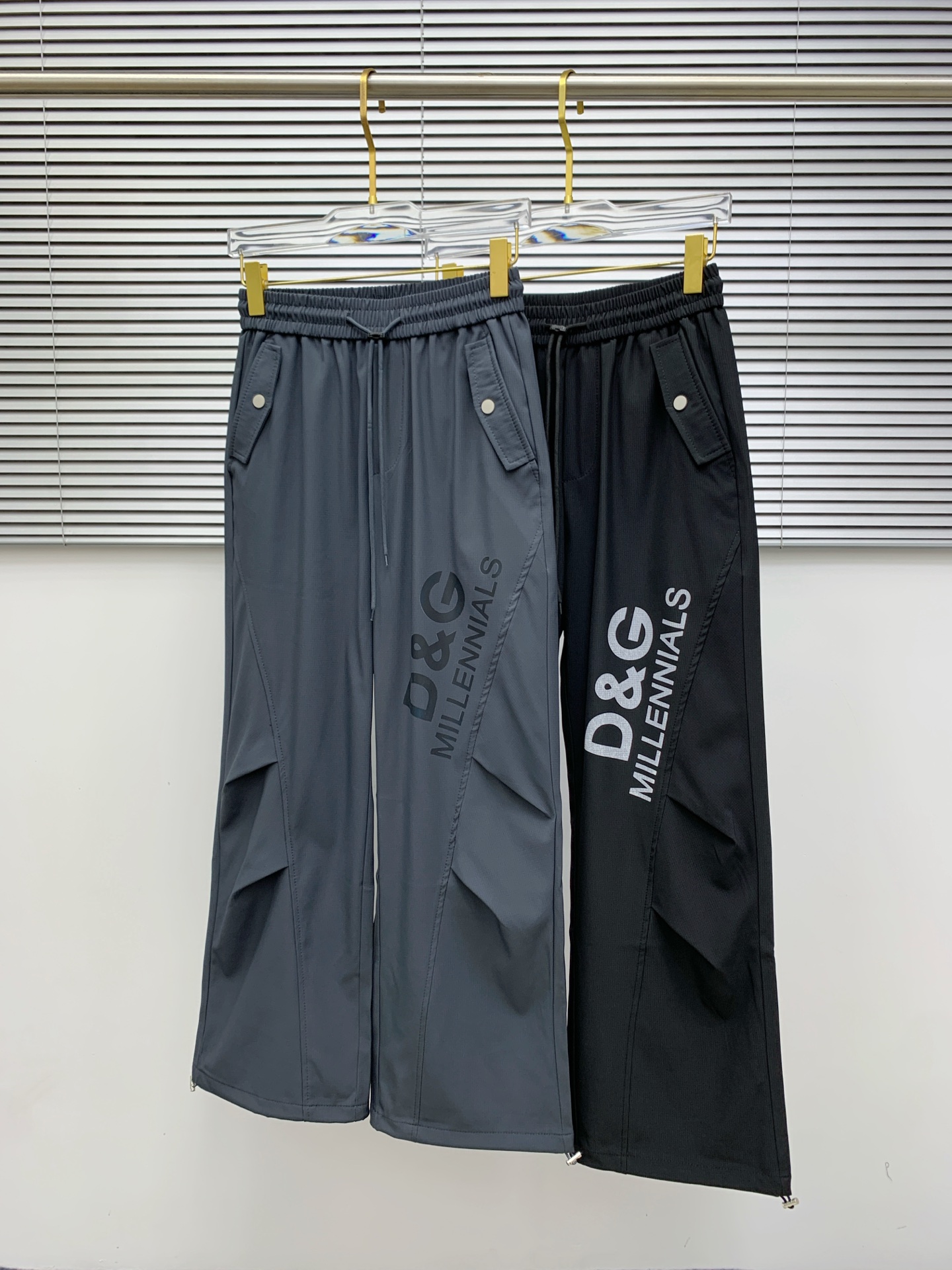 NO:141825,Dolce & Gabbana 2025ss Spring and Summer New Styles New Men's Working Leisure Pants, Business Leisure Styles!  !  The fabric is important!  Baby's skin is smooth!  !  Customer supplies fixed fabrics, and you can find that they are very smooth fabrics, soft and skin-friendly. The upper body is crisp and stylish, and the surface has a warm and shiny feeling. It is high-end and textured. The upper body is very distinctive, with classic brand logo embellishment, elegant and natural style, moderate thickness, suitable for early spring wear, and the hardware and accessories are all in all quality!  A very practical style for business and casual wear. Size S-2XL, Dolce & Gabbana, alexander wang19860909杜嘉班纳2025ss春夏新款新款男士工装休闲裤、商务休闲款！！重在面料！婴儿肌肤般的柔滑！！客供定织料,入手便知极具柔滑面料,手感柔软亲肤,上身挺括有型,表面又有着温润的光泽感,高档而显质感,经典细节处理,上身很有特点,经典品牌标识点缀,优雅自然的版型,厚度适中,适合早春穿着,五金辅料全品相！商务休闲都很实穿的一款. 尺码S-2XL,,Dolce&Gabbana,alexander wang,Men's clothing