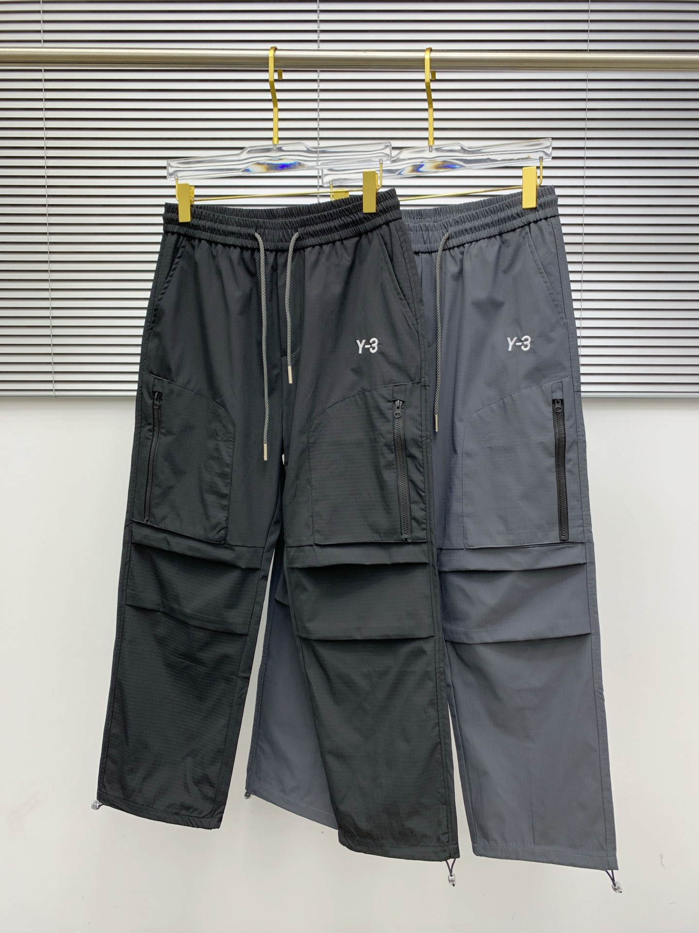 NO:141829,Y32025ss Spring and Summer New Style New Men's Working Leisure Pants, Business Leisure Style!  !  The fabric is important!  Baby's skin is smooth!  !  Customer supplies fixed fabrics, and you can find that they are very smooth fabrics, soft and skin-friendly. The upper body is crisp and stylish, and the surface has a warm and shiny feeling. It is high-end and textured. The upper body is very distinctive, with classic brand logo embellishment, elegant and natural style, moderate thickness, suitable for early spring wear, and the hardware and accessories are all in all quality!  A very practical style for business and casual wear. Size S-2XL, alexander wang19860909Y32025ss春夏新款新款男士工装休闲裤、商务休闲款！！重在面料！婴儿肌肤般的柔滑！！客供定织料,入手便知极具柔滑面料,手感柔软亲肤,上身挺括有型,表面又有着温润的光泽感,高档而显质感,经典细节处理,上身很有特点,经典品牌标识点缀,优雅自然的版型,厚度适中,适合早春穿着,五金辅料全品相！商务休闲都很实穿的一款. 尺码S-2XL,,alexander wang,Men's clothing