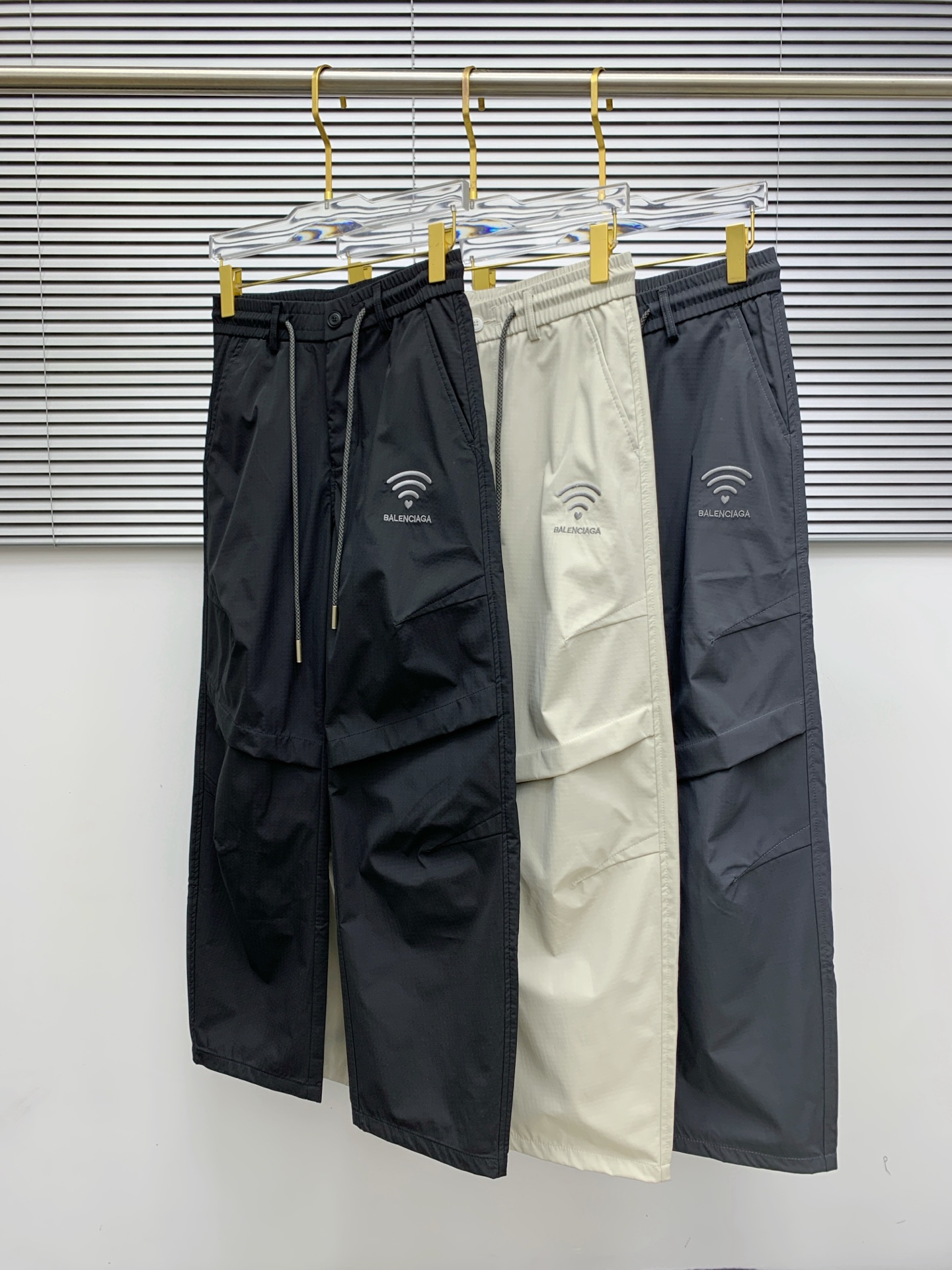 NO:141831,Balenciaga 2025ss Spring and Summer New Style New Men's Working Leisure Pants, Business Leisure Style!  !  The fabric is important!  Baby's skin is smooth!  !  Customer supplies fixed fabrics, and you can find that they are very smooth fabrics, soft and skin-friendly. The upper body is crisp and stylish, and the surface has a warm and shiny feeling. It is high-end and textured. The upper body is very distinctive, with classic brand logo embellishment, elegant and natural style, moderate thickness, suitable for early spring wear, and the hardware and accessories are all in all quality!  A very practical style for business and casual wear. Size S-2XL, balenciaga, alexander wang19860909巴黎世家2025ss春夏新款新款男士工装休闲裤、商务休闲款！！重在面料！婴儿肌肤般的柔滑！！客供定织料,入手便知极具柔滑面料,手感柔软亲肤,上身挺括有型,表面又有着温润的光泽感,高档而显质感,经典细节处理,上身很有特点,经典品牌标识点缀,优雅自然的版型,厚度适中,适合早春穿着,五金辅料全品相！商务休闲都很实穿的一款. 尺码S-2XL,,balenciaga,alexander wang,Men's clothing