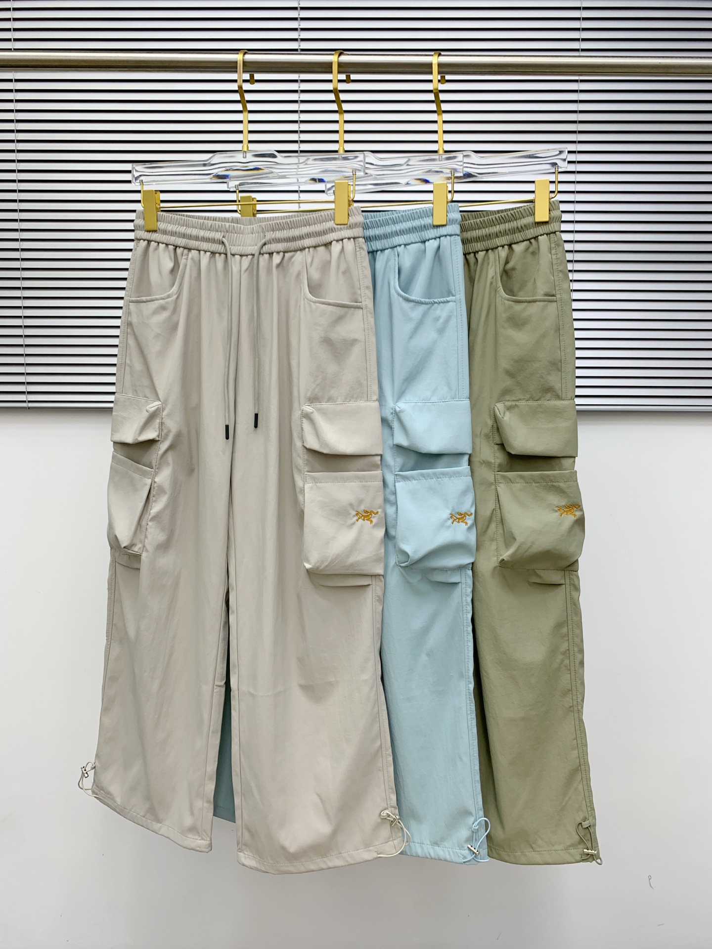 NO:141823,Archaeopteryx 2025ss Spring and Summer New Styles New Styles Men's Working Leisure Pants, Business Leisure Styles!  !  The fabric is important!  Baby's skin is smooth!  !  Customer supplies fixed fabrics, and you can find that they are very smooth fabrics, soft and skin-friendly. The upper body is crisp and stylish, and the surface has a warm and shiny feeling. It is high-end and textured. The upper body is very distinctive, with classic brand logo embellishment, elegant and natural style, moderate thickness, suitable for early spring wear, and the hardware and accessories are all in all quality!  A very practical style for business and casual wear. Size S-2XL, arc'teryx, alexander wang19860909始祖鸟2025ss春夏新款新款男士工装休闲裤、商务休闲款！！重在面料！婴儿肌肤般的柔滑！！客供定织料,入手便知极具柔滑面料,手感柔软亲肤,上身挺括有型,表面又有着温润的光泽感,高档而显质感,经典细节处理,上身很有特点,经典品牌标识点缀,优雅自然的版型,厚度适中,适合早春穿着,五金辅料全品相！商务休闲都很实穿的一款. 尺码S-2XL,arc'teryx,alexander wang,Men's clothing