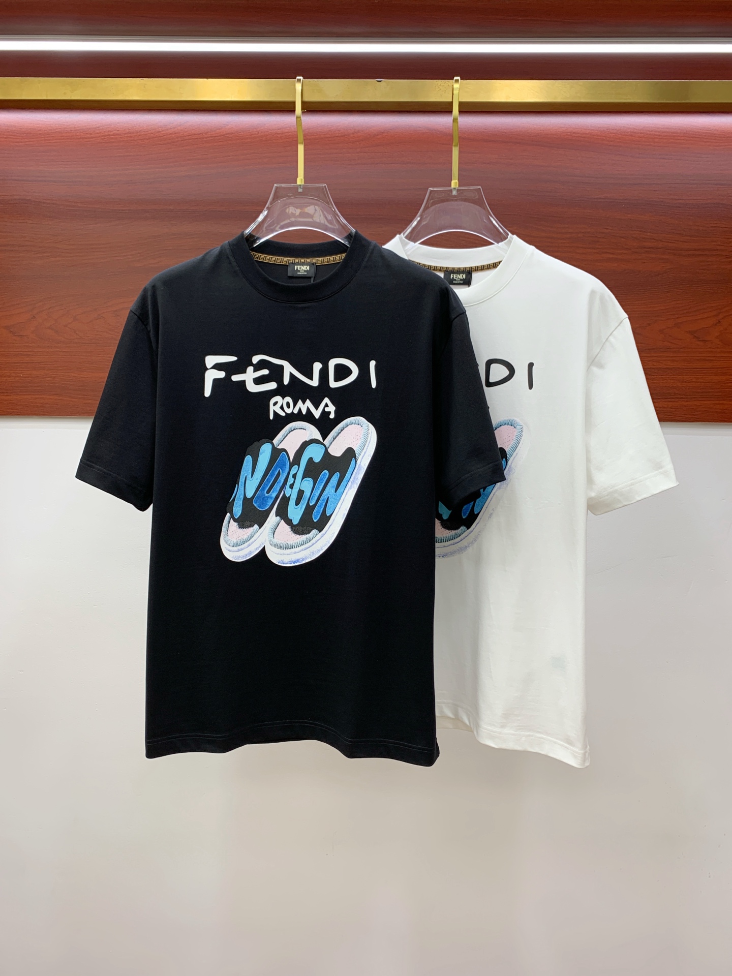 NO:140319,Fendi's new spring and summer new style first-time counter has the latest short-sleeved round-neck T-shirt, high-end customization, avant-garde and fashionable design!  Brand logo heavy craft design, high-end customized mercerated long cotton fabric, soft feel, comfortable to wear, exquisite counter-level car line, fine workmanship, invincible and handsome upper body effect!  A must-have item for handsome men!  Color black white Number M-3XL, fendi, T-shirt,tees, t-shirt,alexander wang19860909芬迪2025春夏新款首发专柜最新款短袖圆领T恤 高端订制 设计前卫时尚！品牌logo重工艺设计 高端定制丝光长绒棉面料.手感柔软.穿着舒适.专柜级别精致车线.做工精细.上身效果无敌帅气！型男必备单品！ 颜色黑色 白色 码数M-3XL,,fendi,T-shirt,tees，t-shirt,alexander wang,Men's clothing