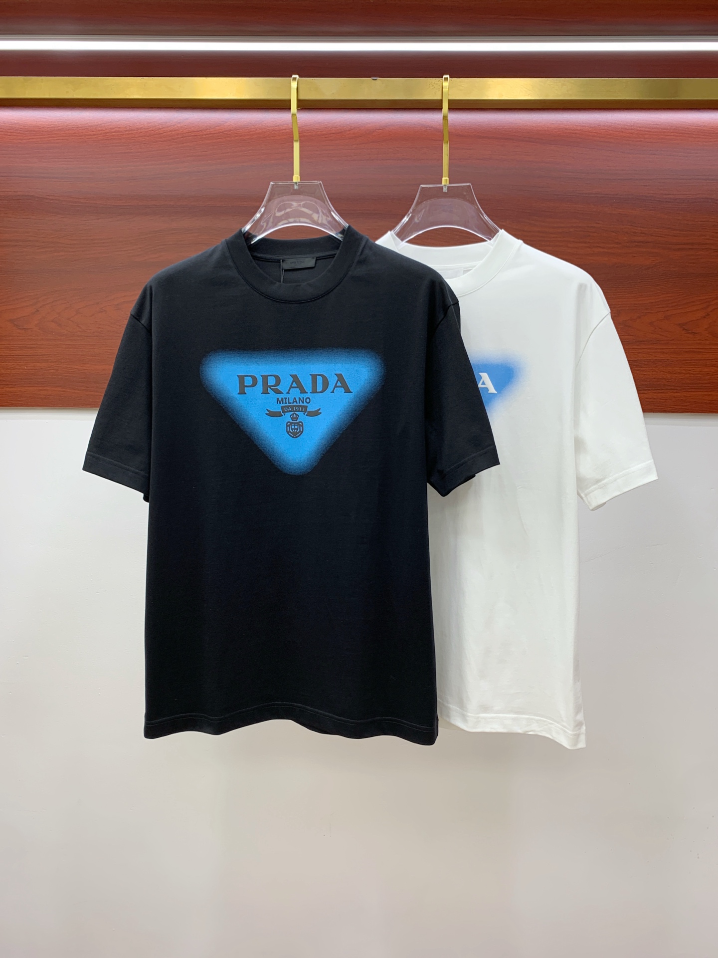 NO:140324,Fendi's new spring and summer new style first-time counter has the latest short-sleeved round-neck T-shirt, high-end customization, avant-garde and fashionable design!  Brand logo heavy craft design, high-end customized mercerated long cotton fabric, soft feel, comfortable to wear, exquisite counter-level car line, fine workmanship, invincible and handsome upper body effect!  A must-have item for handsome men!  Color black white Number M-3XL, fendi, T-shirt,tees, t-shirt,alexander wang19860909芬迪2025春夏新款首发专柜最新款短袖圆领T恤 高端订制 设计前卫时尚！品牌logo重工艺设计 高端定制丝光长绒棉面料.手感柔软.穿着舒适.专柜级别精致车线.做工精细.上身效果无敌帅气！型男必备单品！ 颜色黑色 白色 码数M-3XL,,fendi,T-shirt,tees，t-shirt,alexander wang,Men's clothing