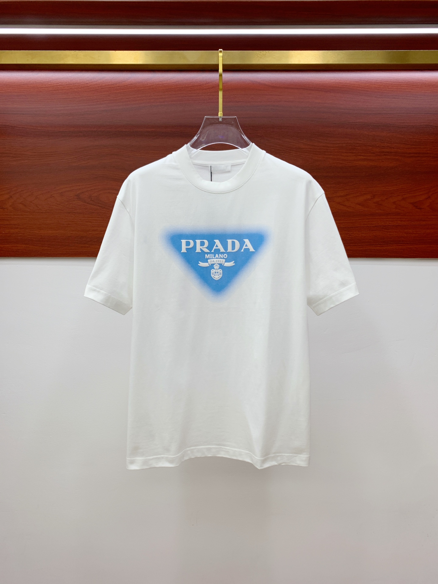 NO:140322,Prada's new spring and summer new style first-time counter has the latest short-sleeved round-neck T-shirt with high-end customization and avant-garde and fashionable design!  Brand logo heavy craft design, high-end customized mercerated long cotton fabric, soft feel, comfortable to wear, exquisite counter-level car line, fine workmanship, invincible and handsome upper body effect!  A must-have item for handsome men!  Color black white Number M-3XL, prada, T-shirt,tees, t-shirt,alexander wang19860909普拉达2025春夏新款首发专柜最新款短袖圆领T恤 高端订制 设计前卫时尚！品牌logo重工艺设计 高端定制丝光长绒棉面料.手感柔软.穿着舒适.专柜级别精致车线.做工精细.上身效果无敌帅气！型男必备单品！ 颜色黑色 白色 码数M-3XL,,prada,T-shirt,tees，t-shirt,alexander wang,Men's clothing