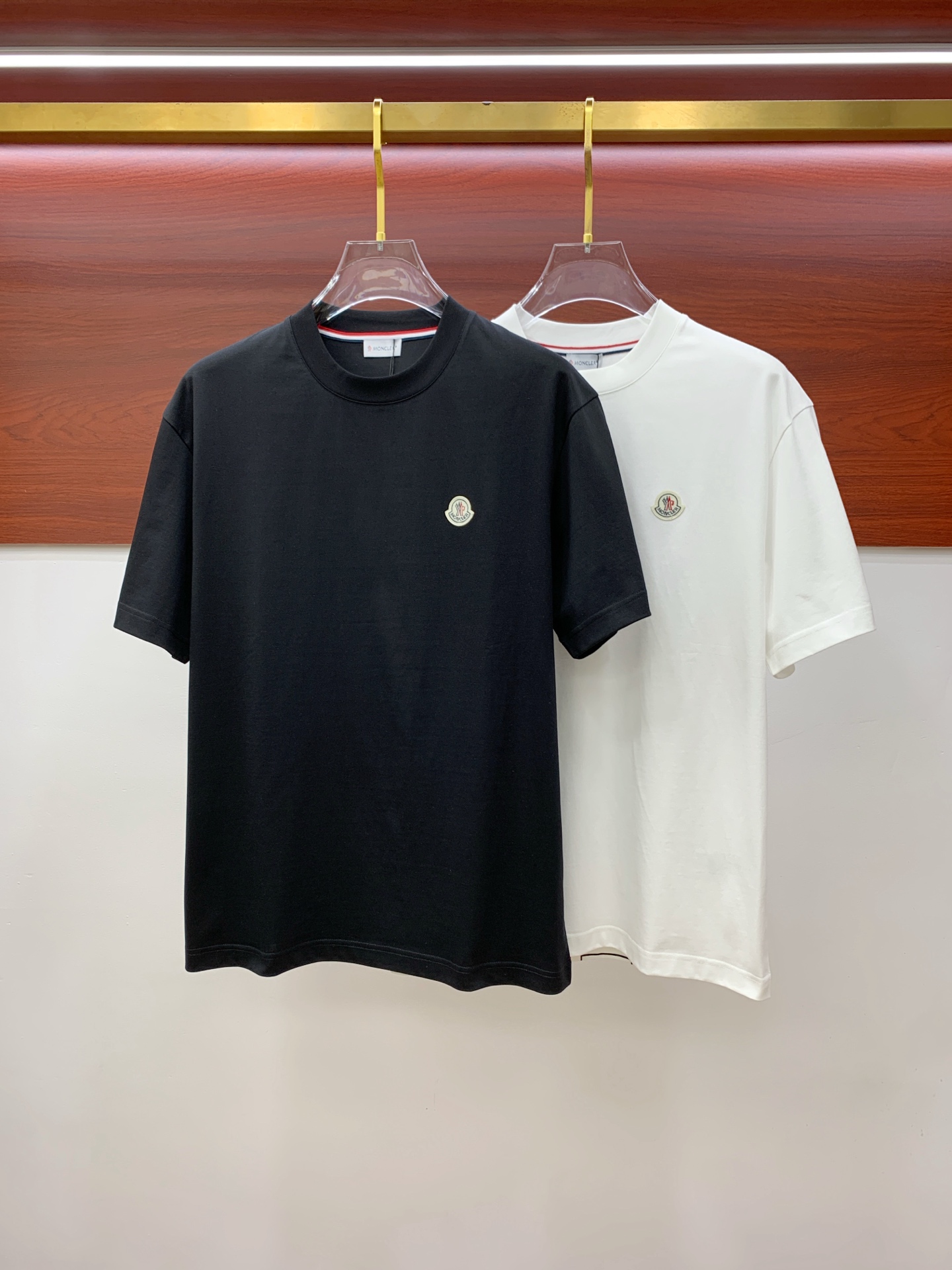 NO:140337,The new spring and summer 2025 new spring and summer launch counter latest short-sleeved round neck T-shirt, high-end customization, avant-garde and fashionable design!  Brand logo heavy craft design, high-end customized mercerated long cotton fabric, soft feel, comfortable to wear, exquisite counter-level car line, fine workmanship, invincible and handsome upper body effect!  A must-have item for handsome men!  Color black white Number M-3XL, Moncler, T-shirt,tees, t-shirt,alexander wang19860909蒙口2025春夏新款首发专柜最新款短袖圆领T恤 高端订制 设计前卫时尚！品牌logo重工艺设计 高端定制丝光长绒棉面料.手感柔软.穿着舒适.专柜级别精致车线.做工精细.上身效果无敌帅气！型男必备单品！ 颜色黑色 白色 码数M-3XL,,Moncler,T-shirt,tees，t-shirt,alexander wang,Men's clothing