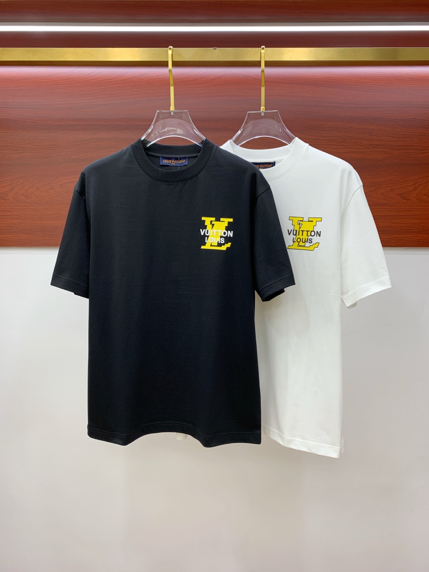 NO:140347,LV2025 spring and summer new style first-time counter latest short-sleeved round-neck T-shirt, high-end customization, avant-garde and fashionable design!  Brand logo heavy craft design, high-end customized mercerated long cotton fabric, soft feel, comfortable to wear, exquisite counter-level car line, fine workmanship, invincible and handsome upper body effect!  A must-have item for handsome men!  Color black white Number M-3XL, louis vuitton, T-shirt,tees, t-shirt,alexander wang19860909LV2025春夏新款首发专柜最新款短袖圆领T恤 高端订制 设计前卫时尚！品牌logo重工艺设计 高端定制丝光长绒棉面料.手感柔软.穿着舒适.专柜级别精致车线.做工精细.上身效果无敌帅气！型男必备单品！ 颜色黑色 白色 码数M-3XL,,louis vuitton,T-shirt,tees，t-shirt,alexander wang,Men's clothing