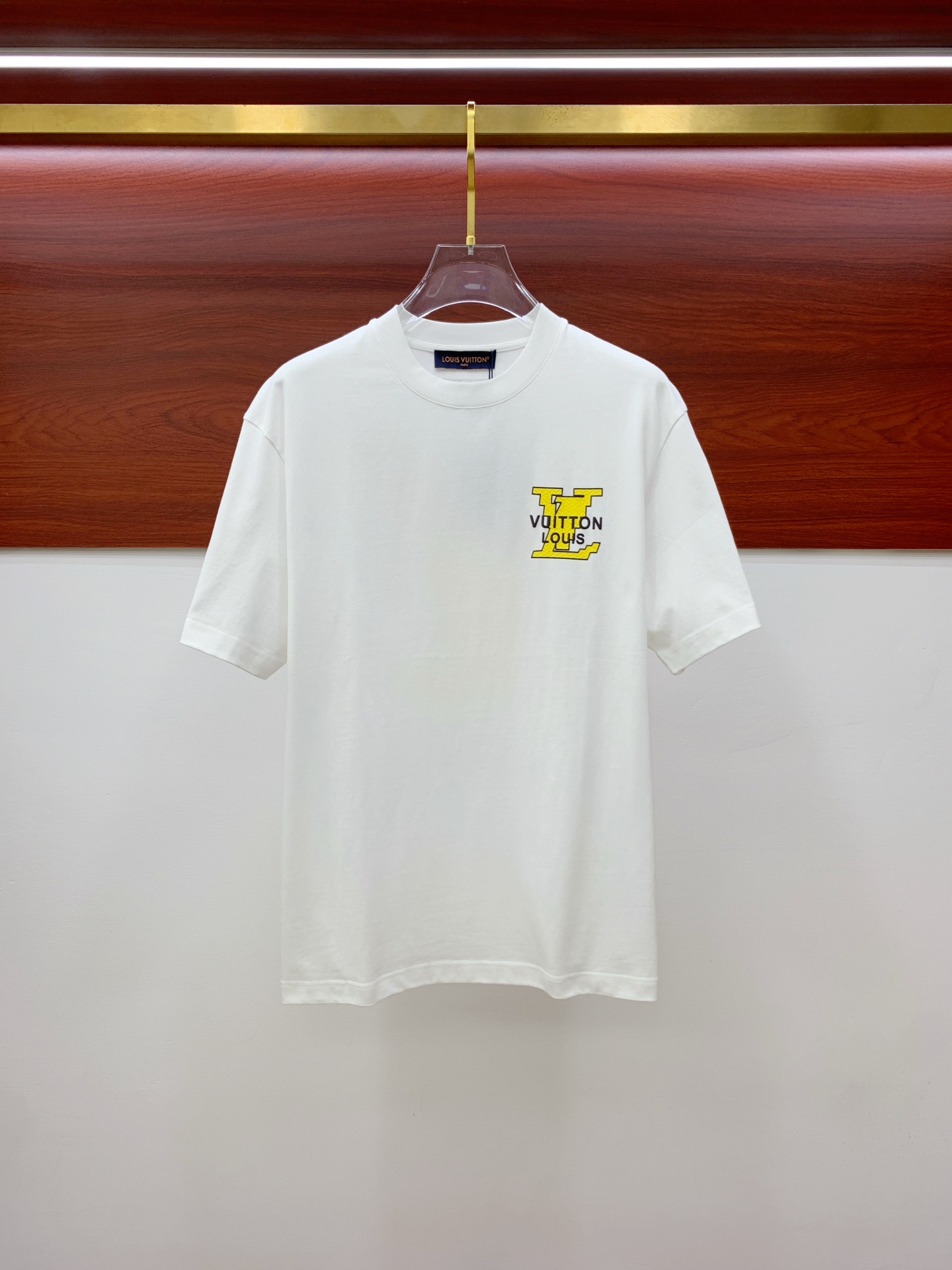 NO:140341,Lv2025 spring and summer new style first-time counter latest short-sleeved round-neck T-shirt, high-end customization, avant-garde and fashionable design!  Brand logo heavy craft design, high-end customized mercerated long cotton fabric, soft feel, comfortable to wear, exquisite counter-level car line, fine workmanship, invincible and handsome upper body effect!  A must-have item for handsome men!  Color black white Number M-3XL, louis vuitton, T-shirt,tees, t-shirt,alexander wang19860909Lv2025春夏新款首发专柜最新款短袖圆领T恤 高端订制 设计前卫时尚！品牌logo重工艺设计 高端定制丝光长绒棉面料.手感柔软.穿着舒适.专柜级别精致车线.做工精细.上身效果无敌帅气！型男必备单品！ 颜色黑色 白色 码数M-3XL,,louis vuitton,T-shirt,tees，t-shirt,alexander wang,Men's clothing