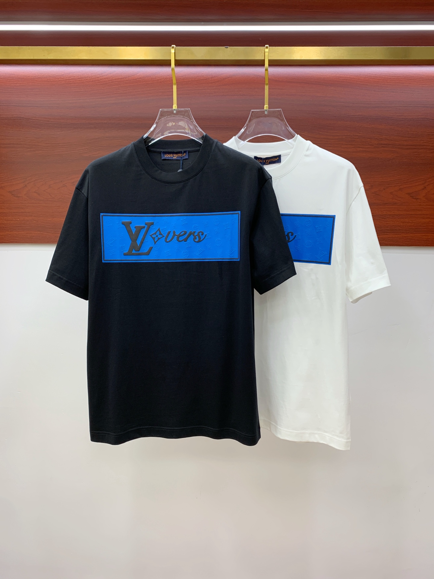 NO:140352,Lv2025 spring and summer new style first-time counter latest short-sleeved round-neck T-shirt, high-end customization, avant-garde and fashionable design!  Brand logo heavy craft design, high-end customized mercerated long cotton fabric, soft feel, comfortable to wear, exquisite counter-level car line, fine workmanship, invincible and handsome upper body effect!  A must-have item for handsome men!  Color black white Number M-3XL, louis vuitton, T-shirt,tees, t-shirt,alexander wang19860909Lv2025春夏新款首发专柜最新款短袖圆领T恤 高端订制 设计前卫时尚！品牌logo重工艺设计 高端定制丝光长绒棉面料.手感柔软.穿着舒适.专柜级别精致车线.做工精细.上身效果无敌帅气！型男必备单品！ 颜色黑色 白色 码数M-3XL,,louis vuitton,T-shirt,tees，t-shirt,alexander wang,Men's clothing